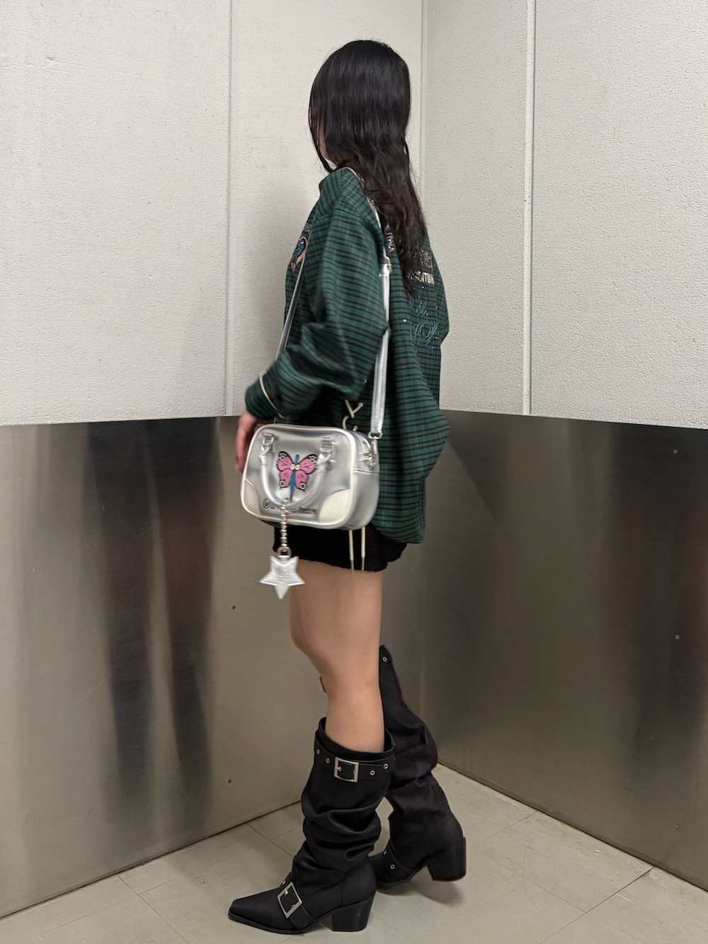 シルバー系のボストンバッグ、その他のシャツ/ブラウス、ブラック系のブーツを着用したレディースの冬コーディネートの2枚目の写真