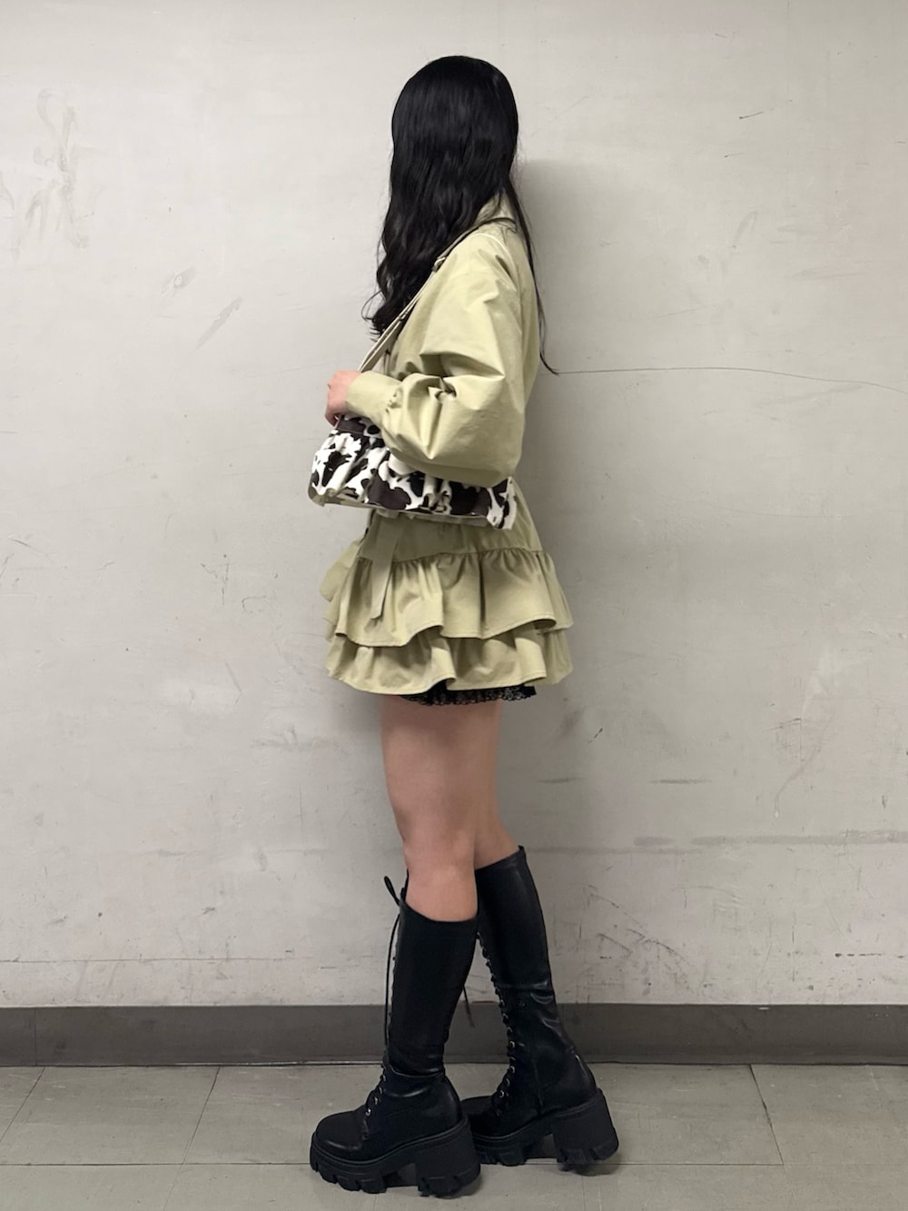 ブラック系のブーツ、ブラック系のネクタイ、ブルー系のシャツ/ブラウスを着用したレディースの冬コーディネートの2枚目の写真