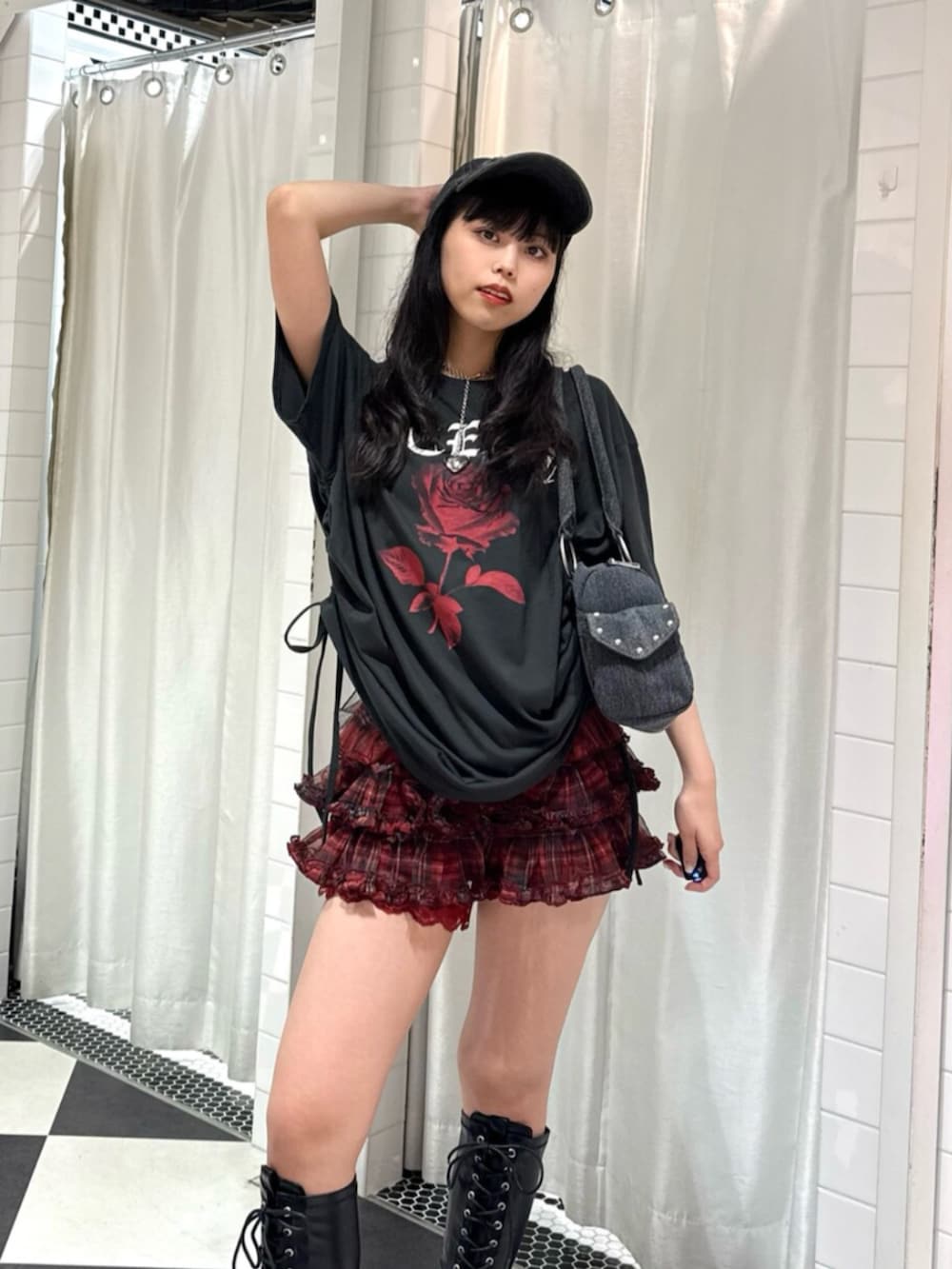 ブラック系のボストンバッグ、ブラック系のブーツ、ブラック系のTシャツ/カットソーを着用したレディースの夏コーディネートの4枚目の写真
