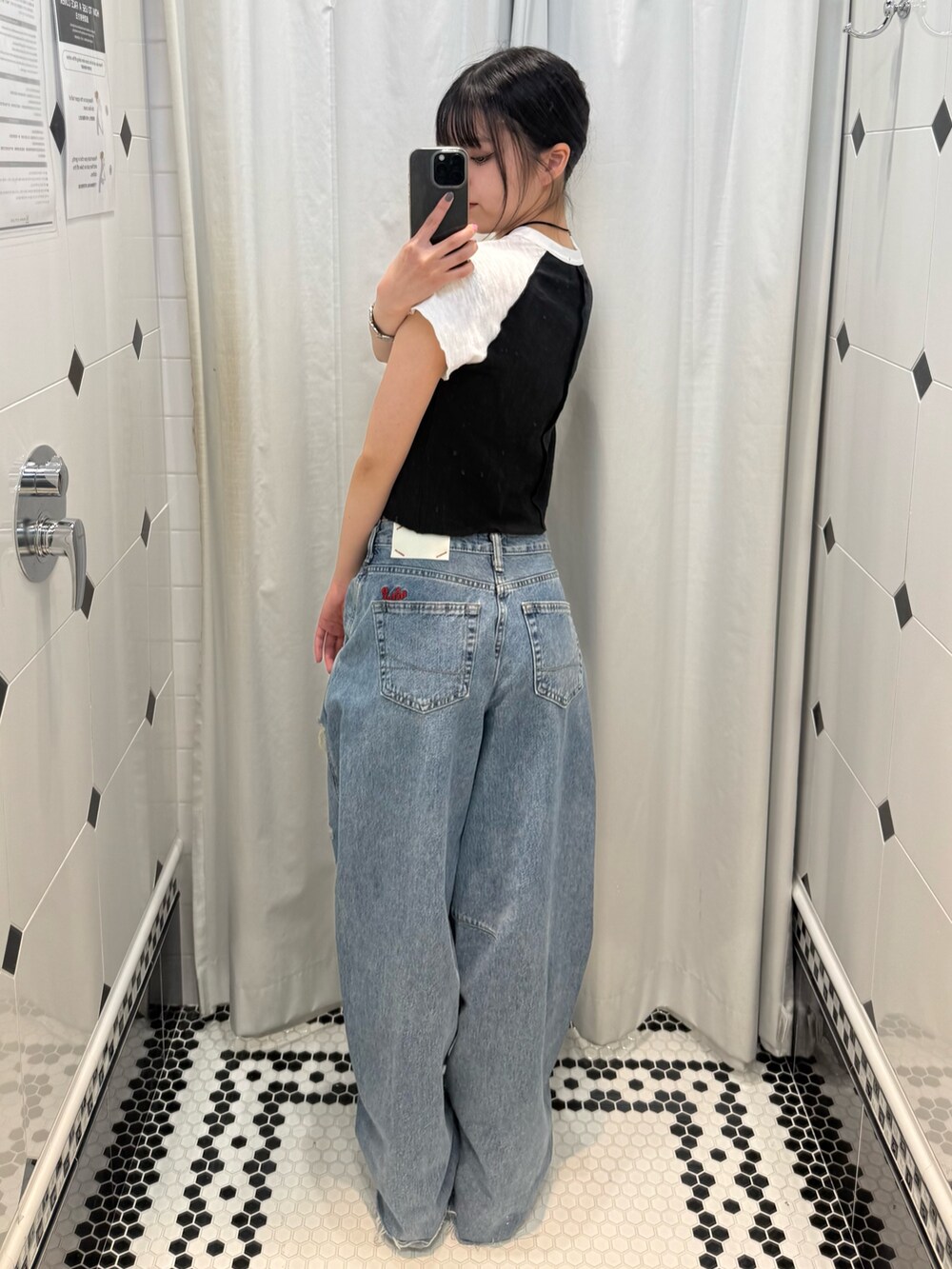 ブラック系のTシャツ/カットソー、ブルー系のデニムパンツ、シルバー系のチョーカーを着用したレディースの夏コーディネートの4枚目の写真