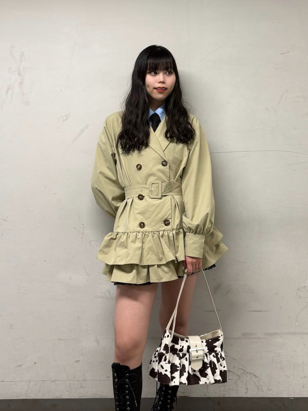 ブラック系のブーツ、ブラック系のネクタイ、ブルー系のシャツ/ブラウスを着用したレディースの冬コーディネートの4枚目の写真