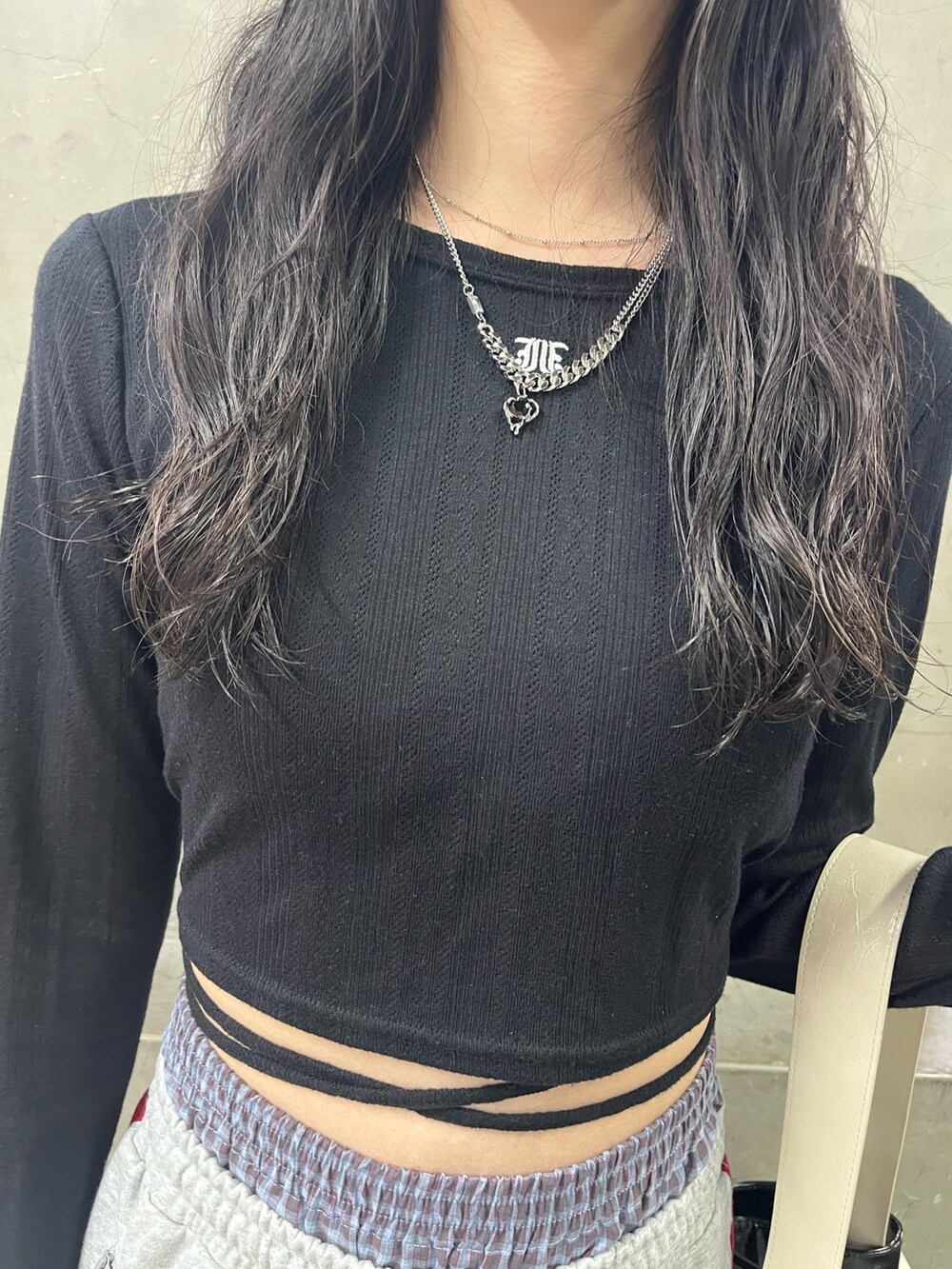 ブラック系のトートバッグ、ブラック系のTシャツ/カットソー、グレー系のスウェットパンツを着用したレディースの春コーディネートの5枚目の写真