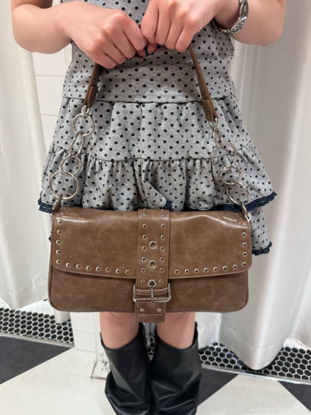 グレー系のタンクトップ、グレー系のスカート、ブラウン系のハンドバッグを着用したレディースの夏コーディネートの8枚目の写真