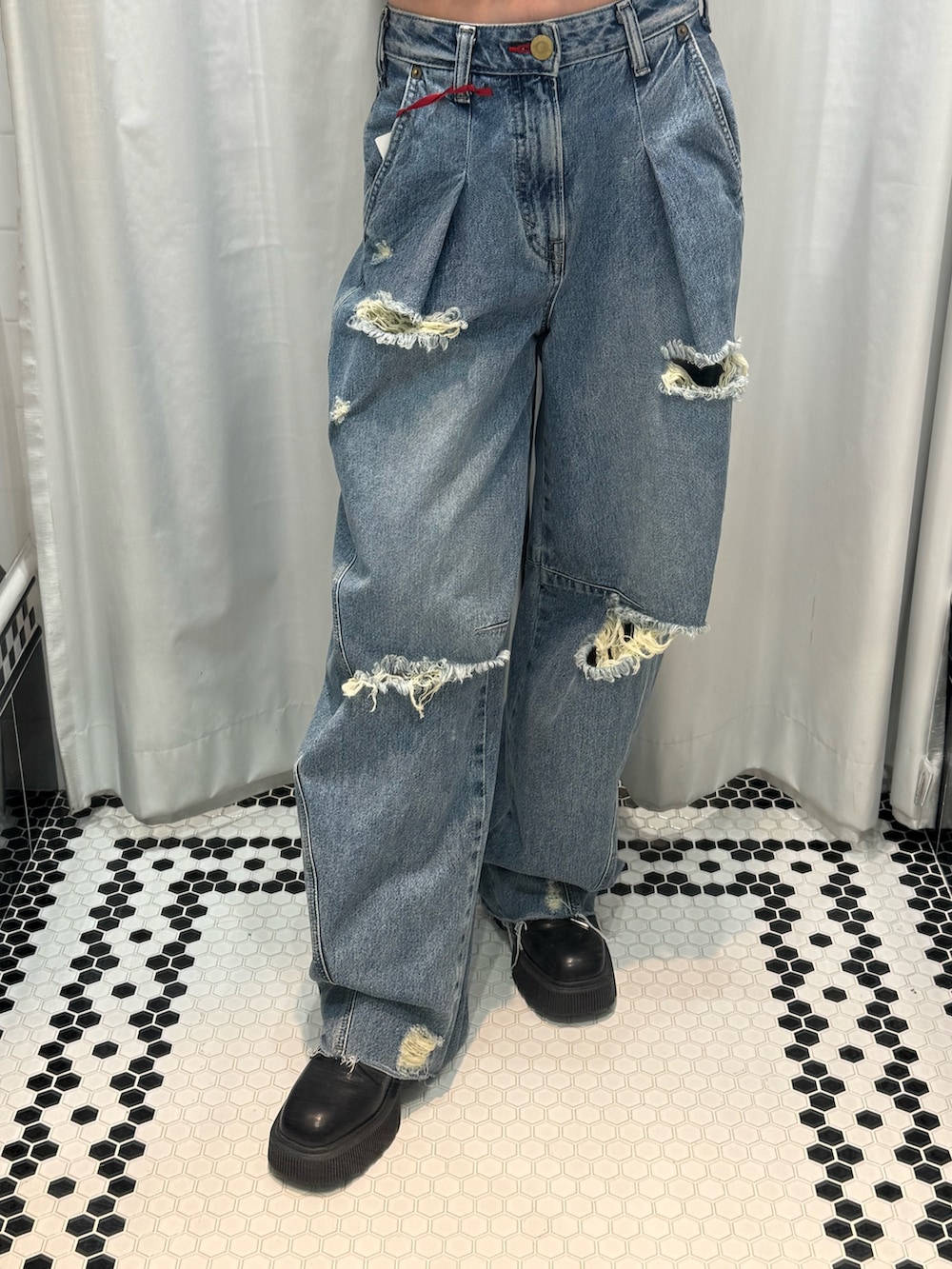 ブラック系のTシャツ/カットソー、ブルー系のデニムパンツ、シルバー系のチョーカーを着用したレディースの夏コーディネートの6枚目の写真
