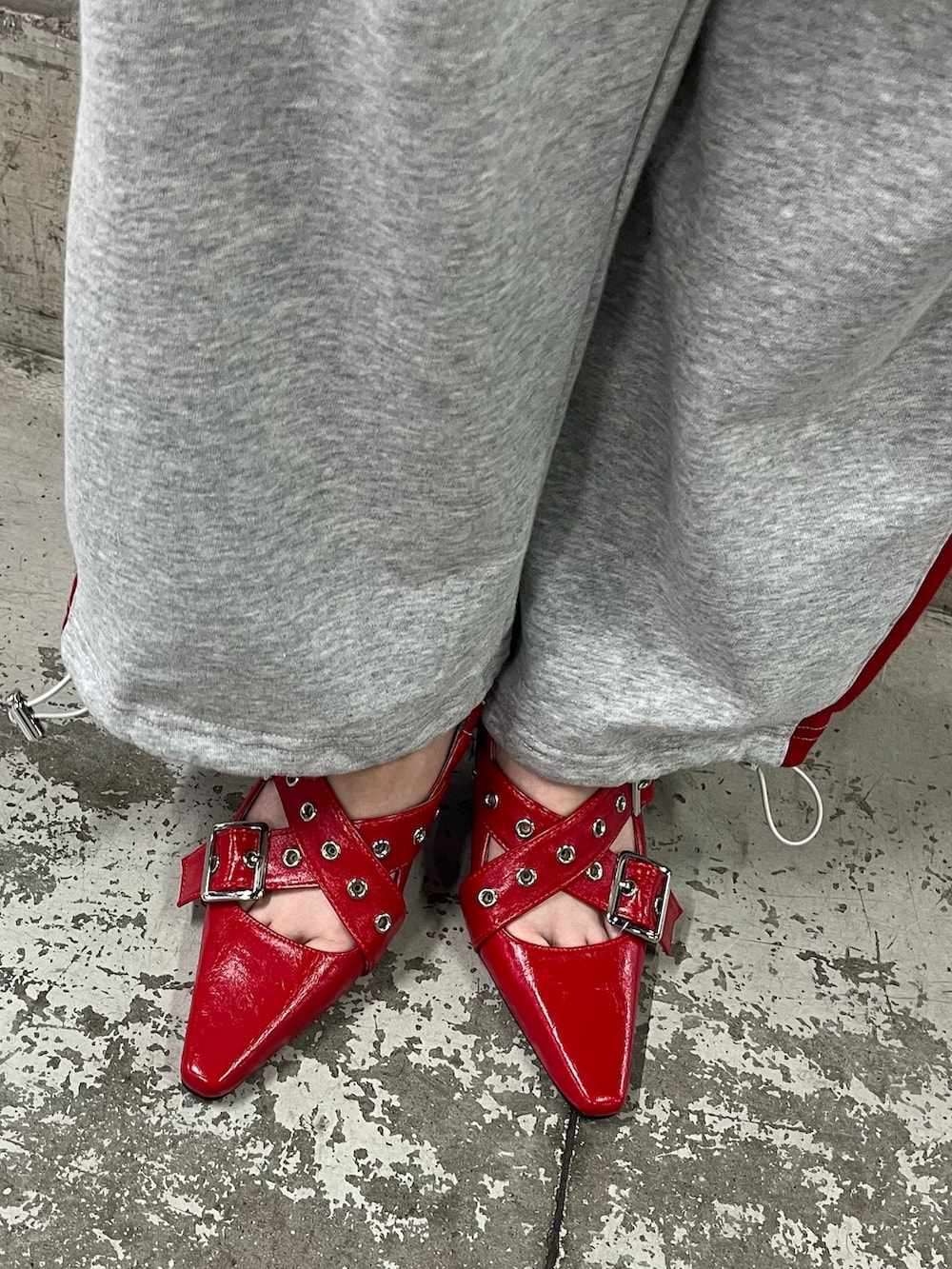 ブラック系のトートバッグ、ブラック系のTシャツ/カットソー、グレー系のスウェットパンツを着用したレディースの春コーディネートの8枚目の写真