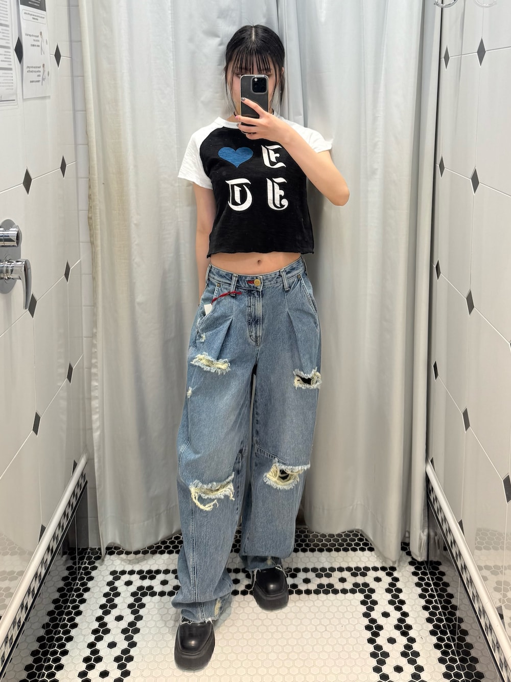 ブラック系のTシャツ/カットソー、ブルー系のデニムパンツ、シルバー系のチョーカーを着用したレディースの夏コーディネートの2枚目の写真