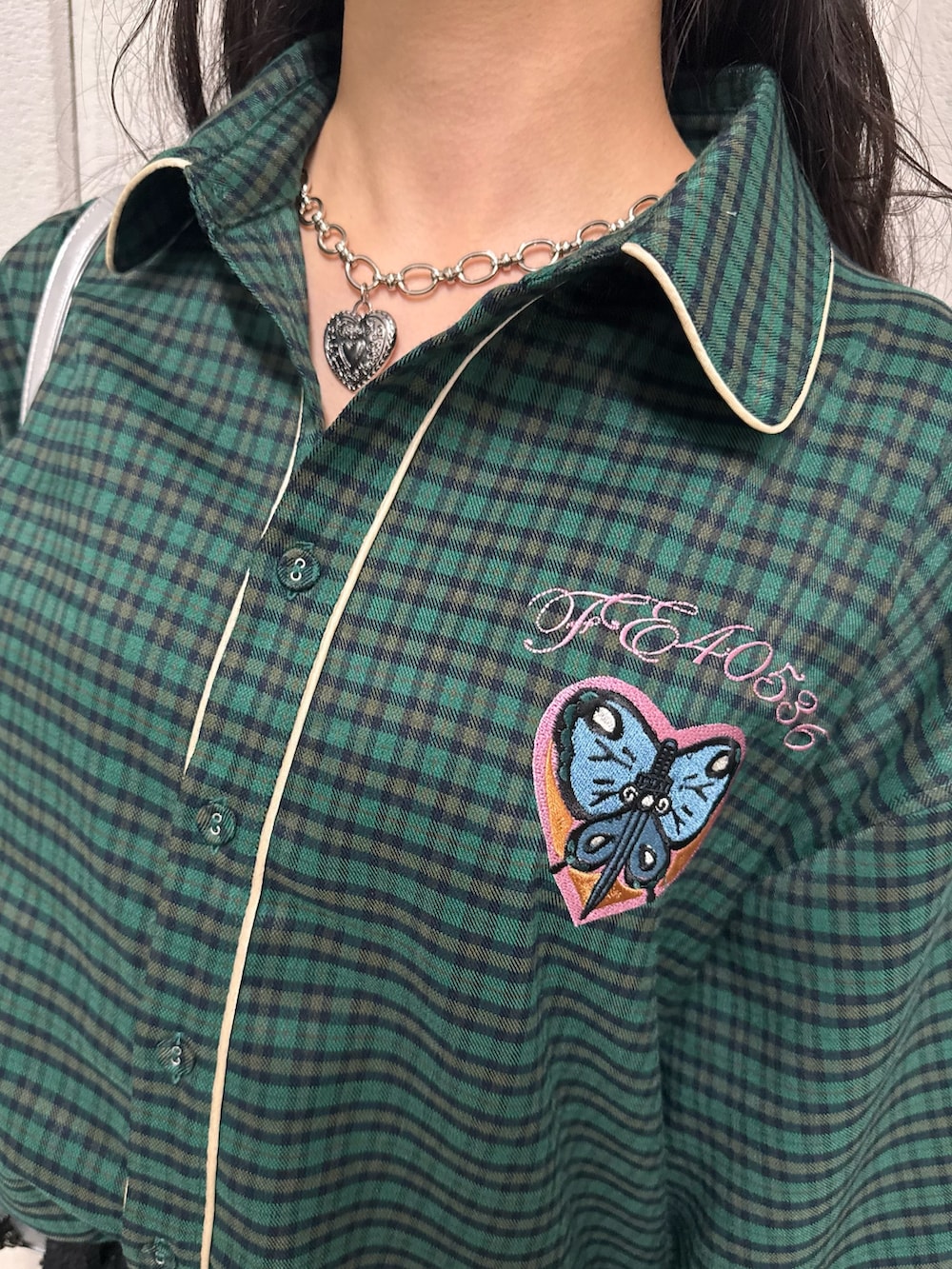 シルバー系のボストンバッグ、その他のシャツ/ブラウス、ブラック系のブーツを着用したレディースの冬コーディネートの5枚目の写真