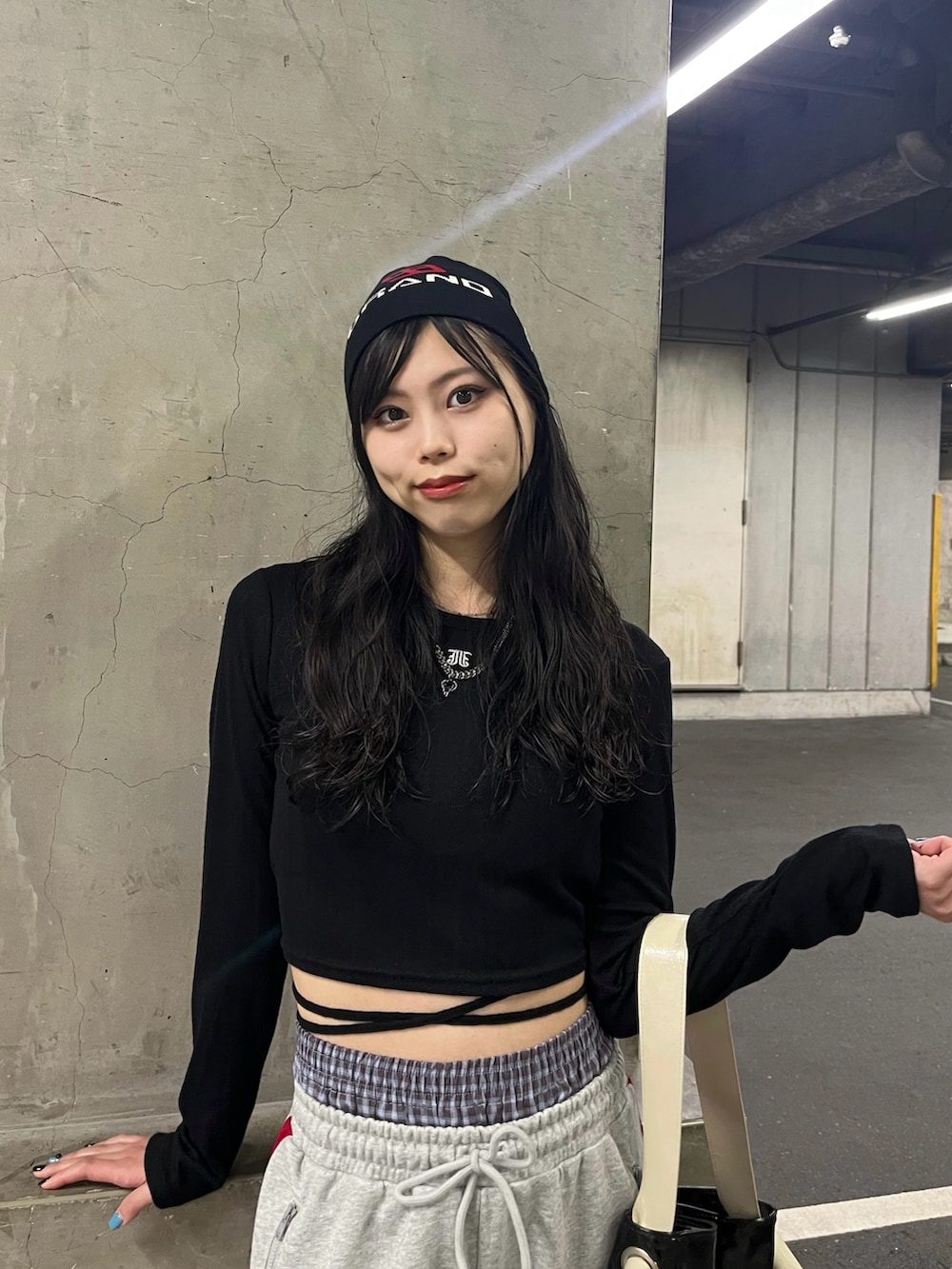 ブラック系のトートバッグ、ブラック系のTシャツ/カットソー、グレー系のスウェットパンツを着用したレディースの春コーディネートの4枚目の写真