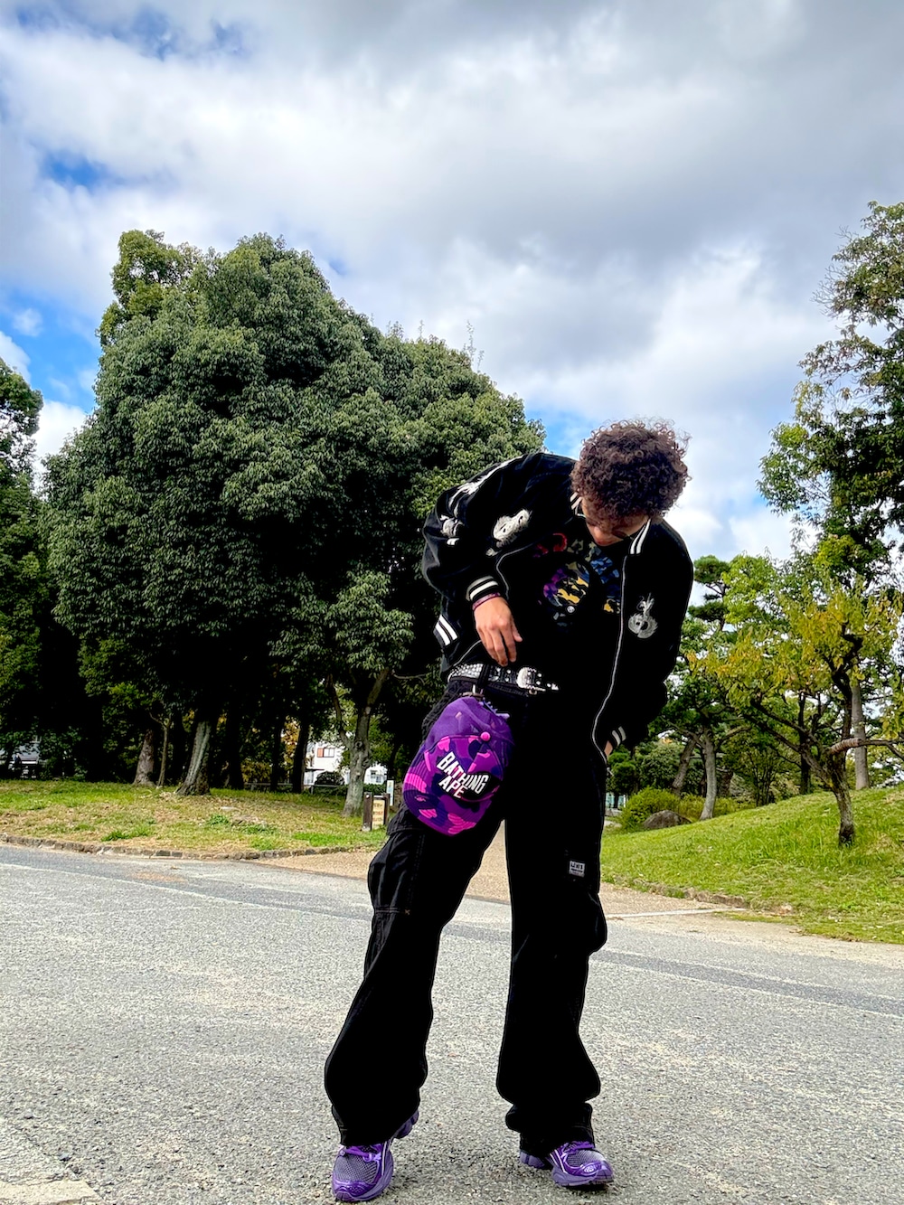 ブラック系のTシャツ/カットソー、パープル系のスニーカー、ブラック系のカーゴパンツを着用したメンズの秋コーディネートの2枚目の写真