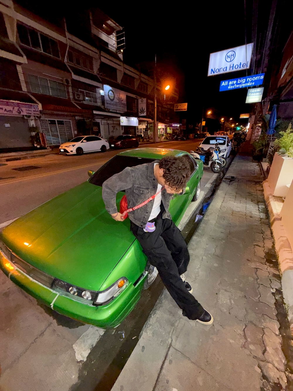 ブラック系のデニムジャケット、ホワイト系のTシャツ/カットソー、ブラック系のカーゴパンツを着用したメンズの秋コーディネートの3枚目の写真