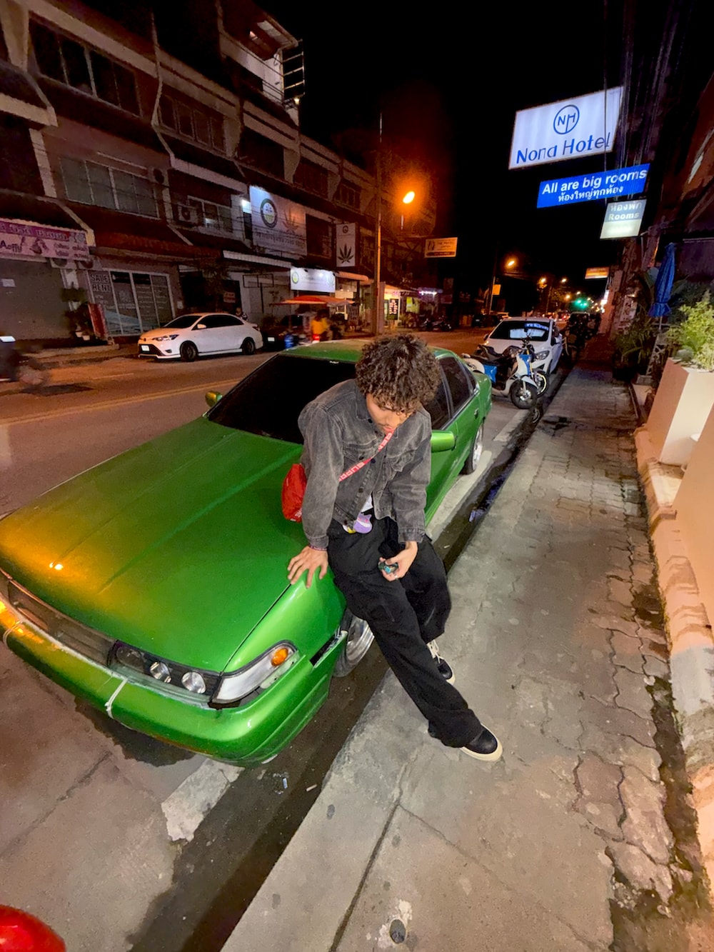 ブラック系のデニムジャケット、ホワイト系のTシャツ/カットソー、ブラック系のカーゴパンツを着用したメンズの秋コーディネートの4枚目の写真