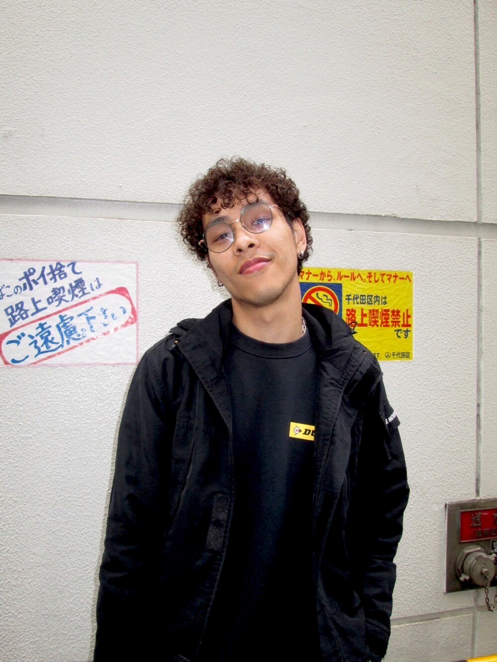 ブラック系のナイロンジャケット、ブラック系のスウェット、グレー系のスニーカーを着用したメンズの秋コーディネートの2枚目の写真