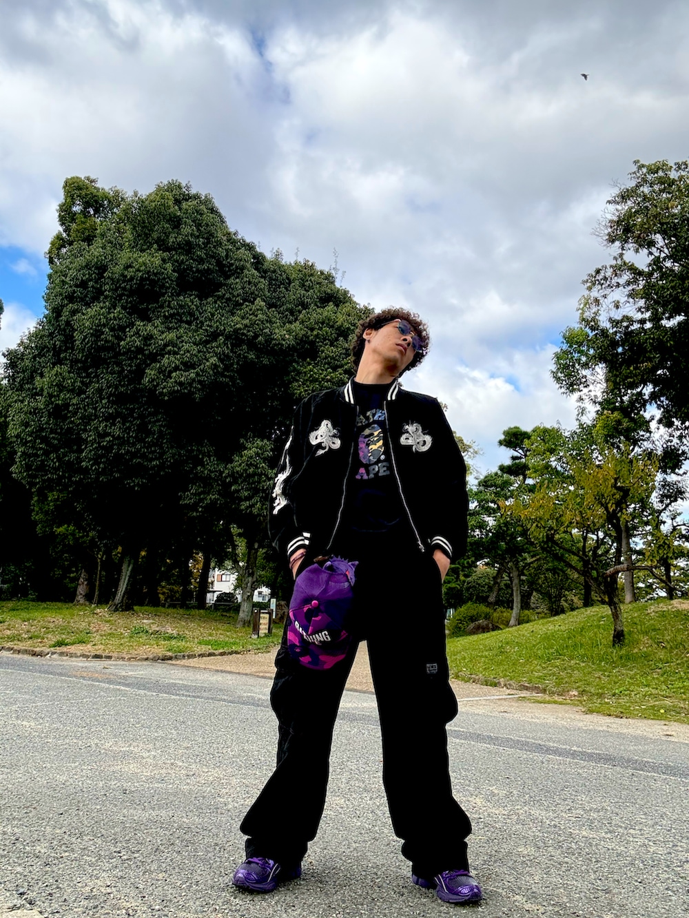 ブラック系のTシャツ/カットソー、パープル系のスニーカー、ブラック系のカーゴパンツを着用したメンズの秋コーディネートの3枚目の写真