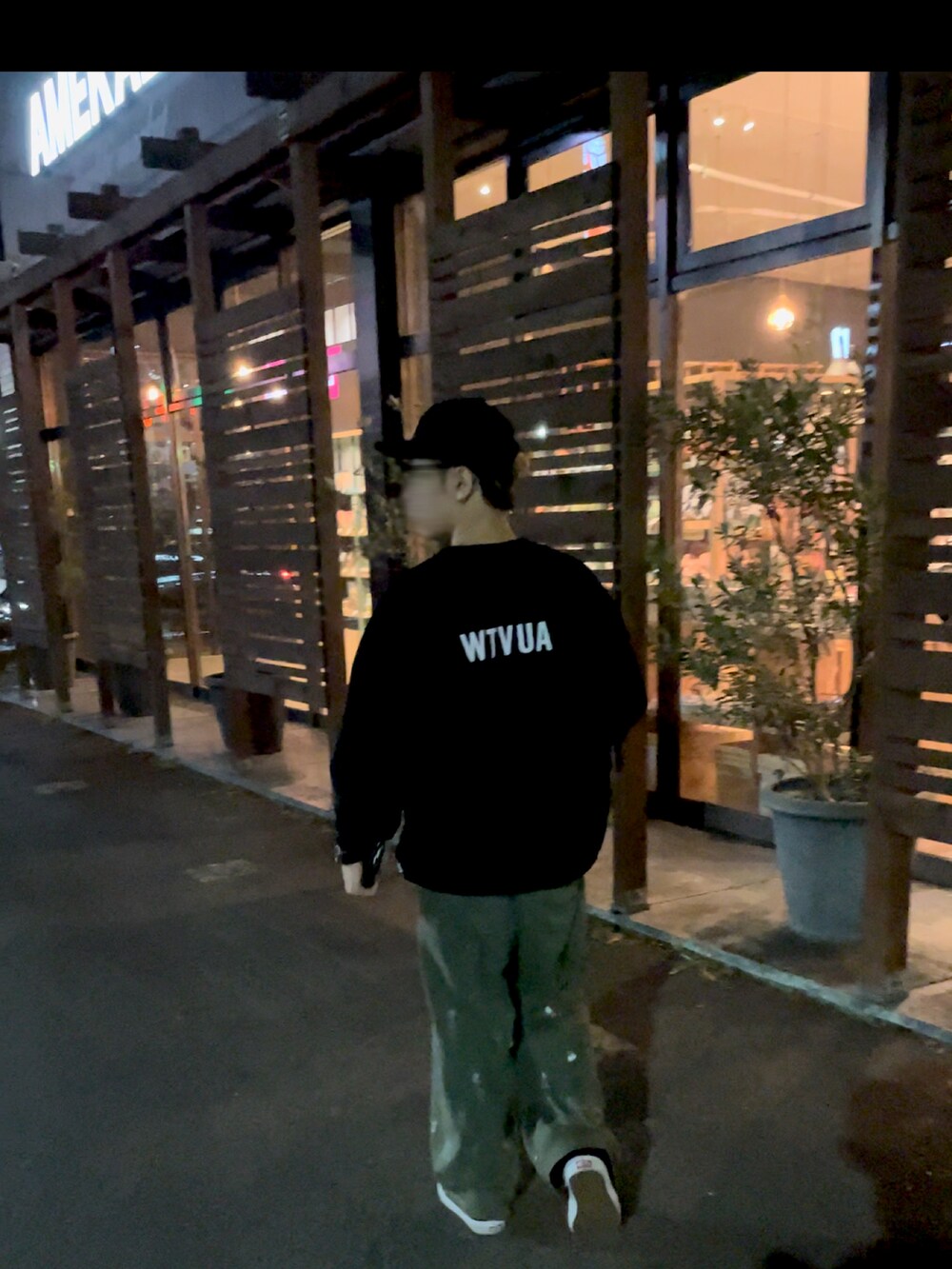 グリーン系のデニムパンツ、ブラック系のスウェット、ブラック系のスニーカーを着用したメンズの秋コーディネートの2枚目の写真