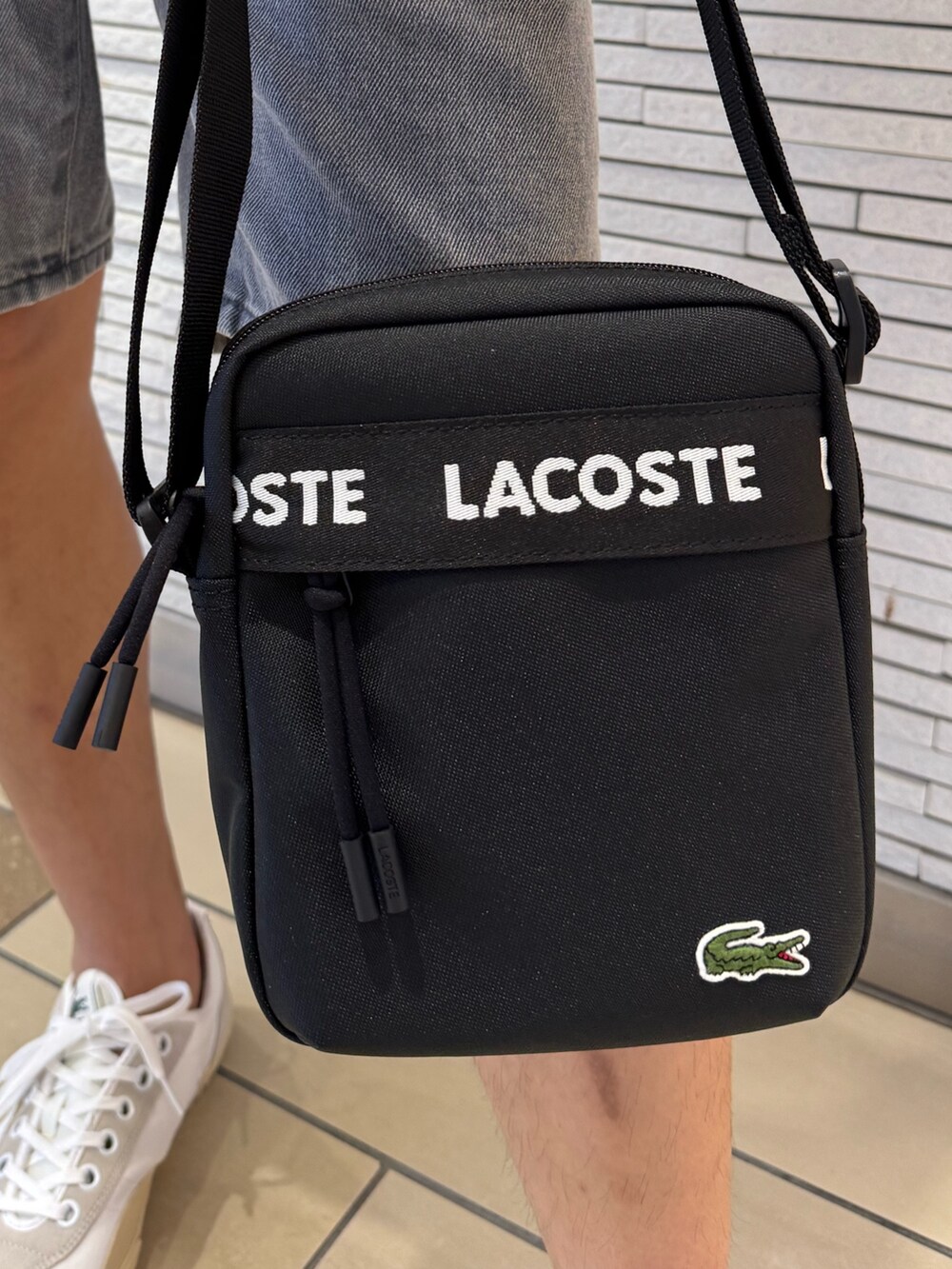 ホワイト系のシャツ/ブラウス、ホワイト系のTシャツ/カットソー、グレー系のデニムパンツを着用したメンズの春コーディネートの5枚目の写真