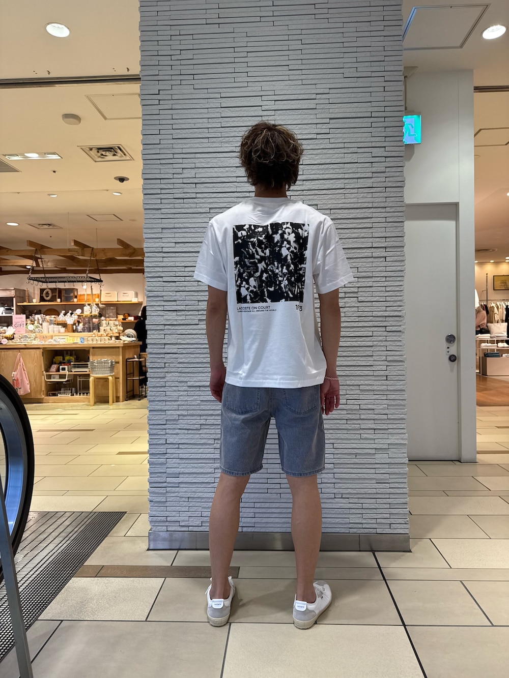 ホワイト系のシャツ/ブラウス、ホワイト系のTシャツ/カットソー、グレー系のデニムパンツを着用したメンズの春コーディネートの3枚目の写真