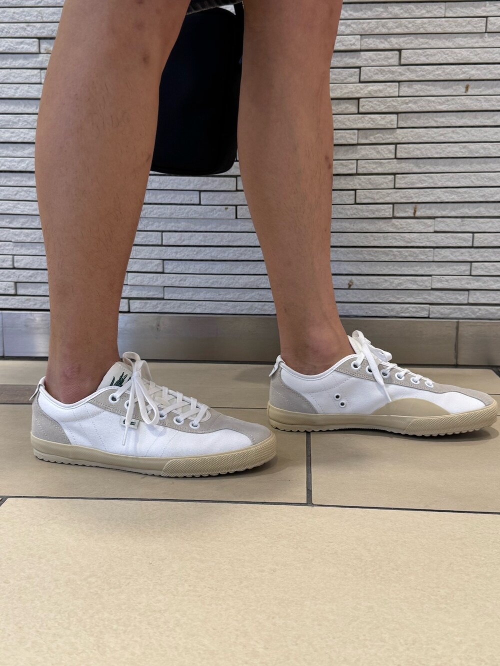 ホワイト系のシャツ/ブラウス、ホワイト系のTシャツ/カットソー、グレー系のデニムパンツを着用したメンズの春コーディネートの4枚目の写真