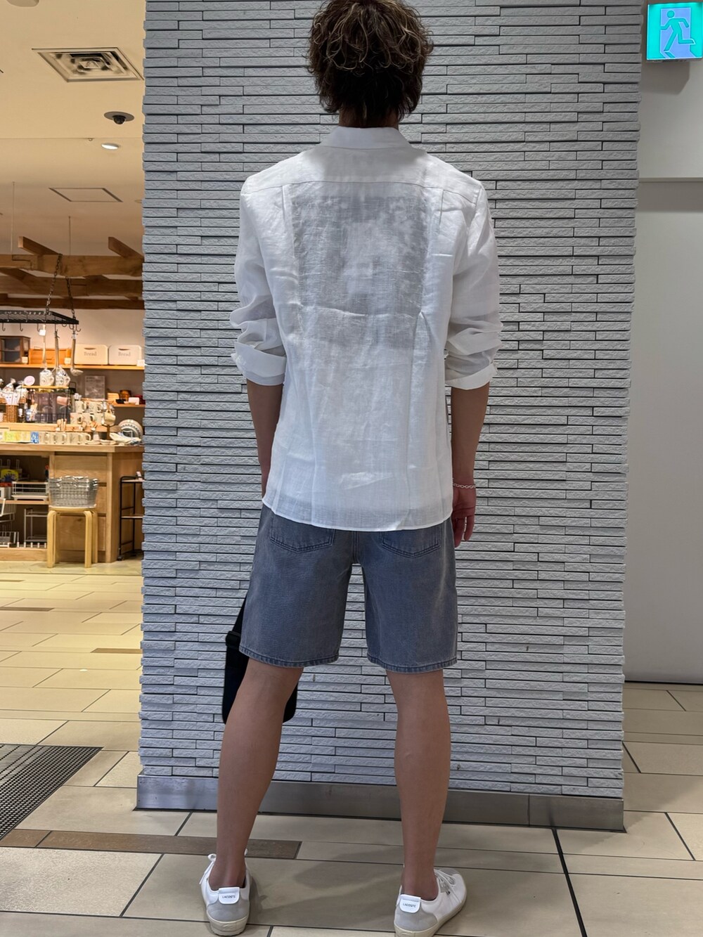 ホワイト系のシャツ/ブラウス、ホワイト系のTシャツ/カットソー、グレー系のデニムパンツを着用したメンズの春コーディネートの2枚目の写真