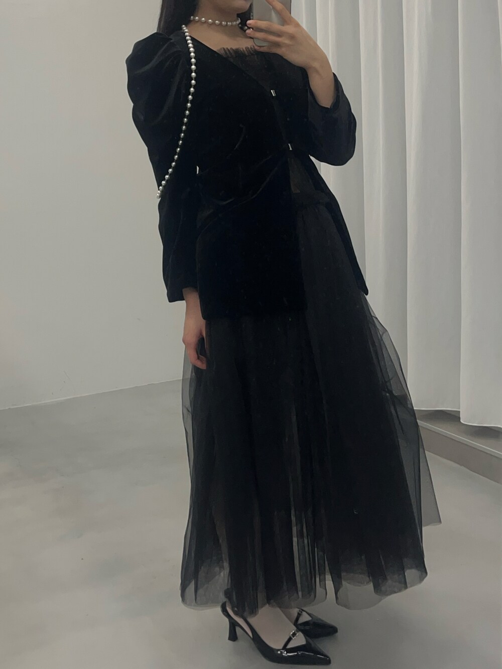 ブラック系のワンピース/ドレスを着用したレディースの春コーディネートの2枚目の写真