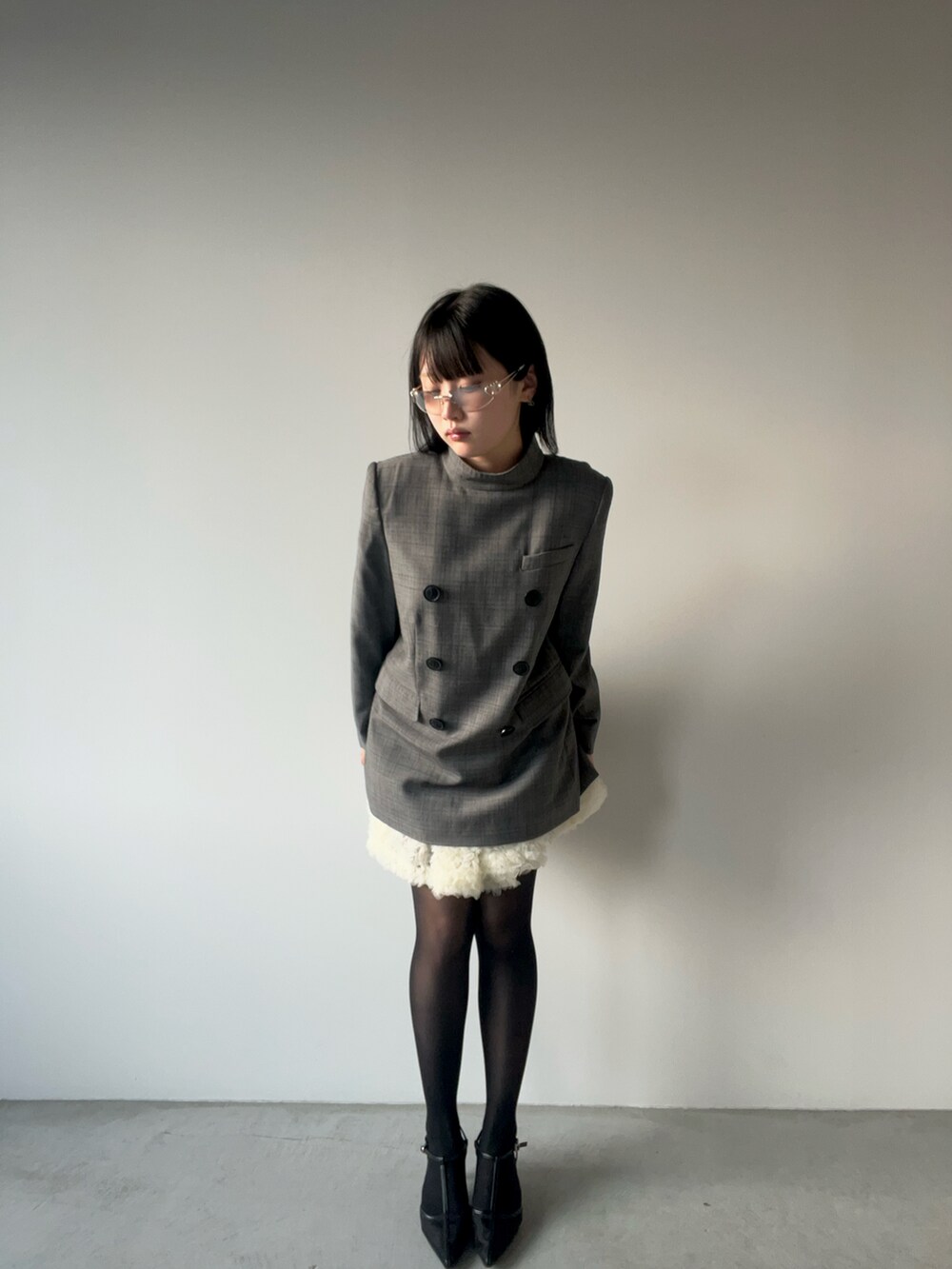 ホワイト系のスカートを着用したレディースの春コーディネートの2枚目の写真