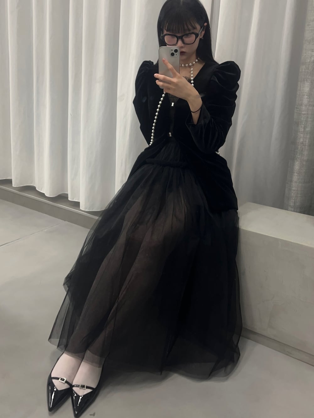 ブラック系のワンピース/ドレスを着用したレディースの春コーディネートの3枚目の写真
