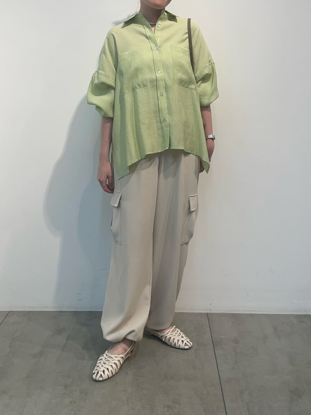 ベージュ系のその他パンツ、グリーン系のシャツ/ブラウスを着用したレディースの春コーディネートの2枚目の写真