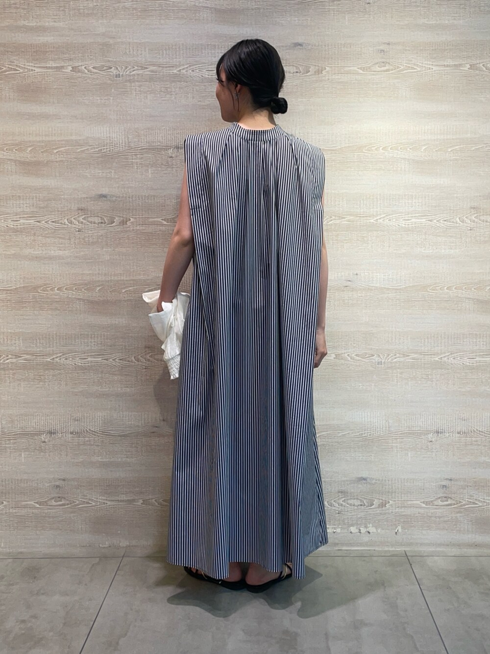 ブルー系のワンピース、ブラック系のサンダルを着用したレディースの夏コーディネートの2枚目の写真