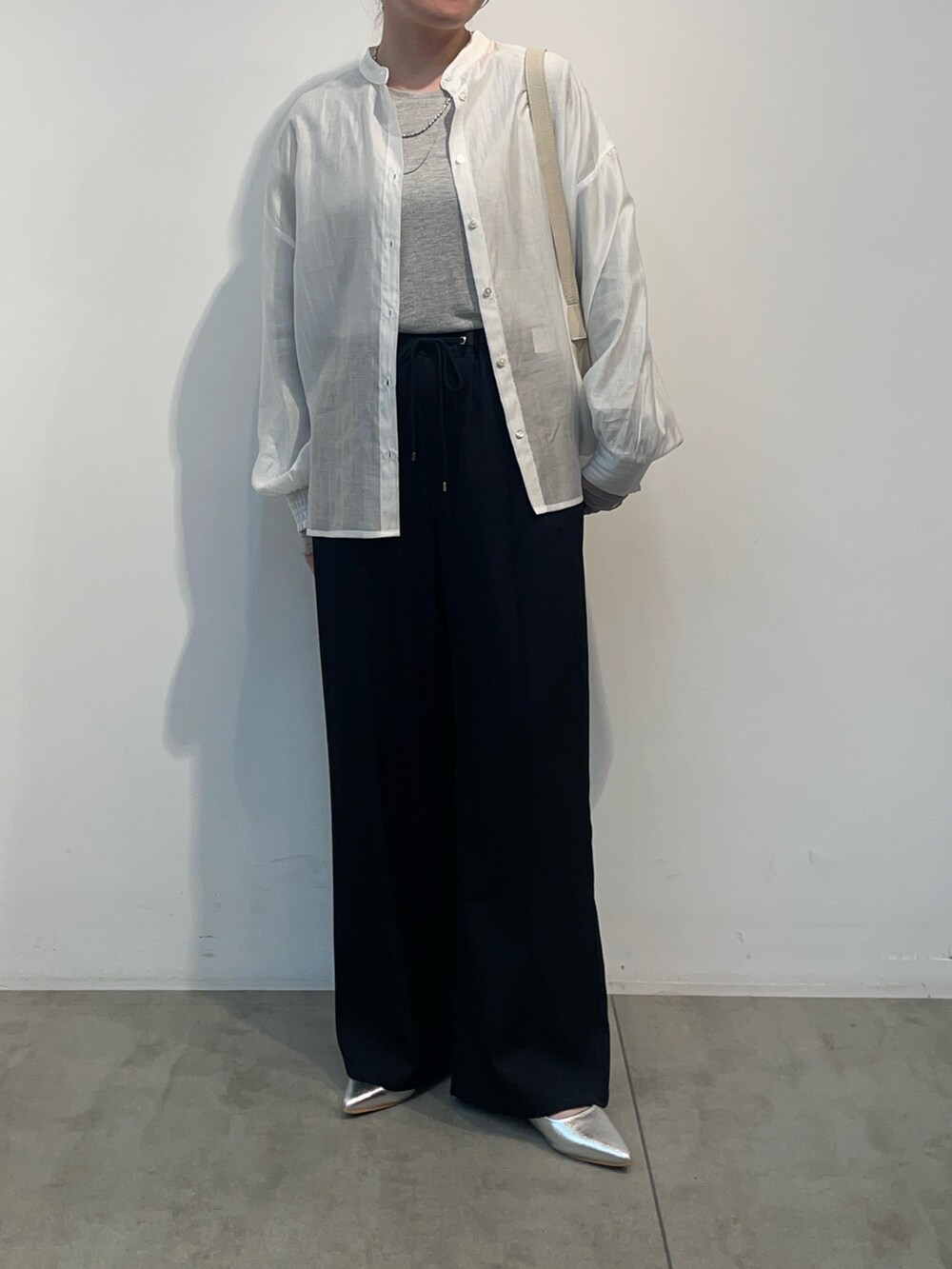 ブラック系のその他パンツを着用したレディースの春コーディネートの2枚目の写真