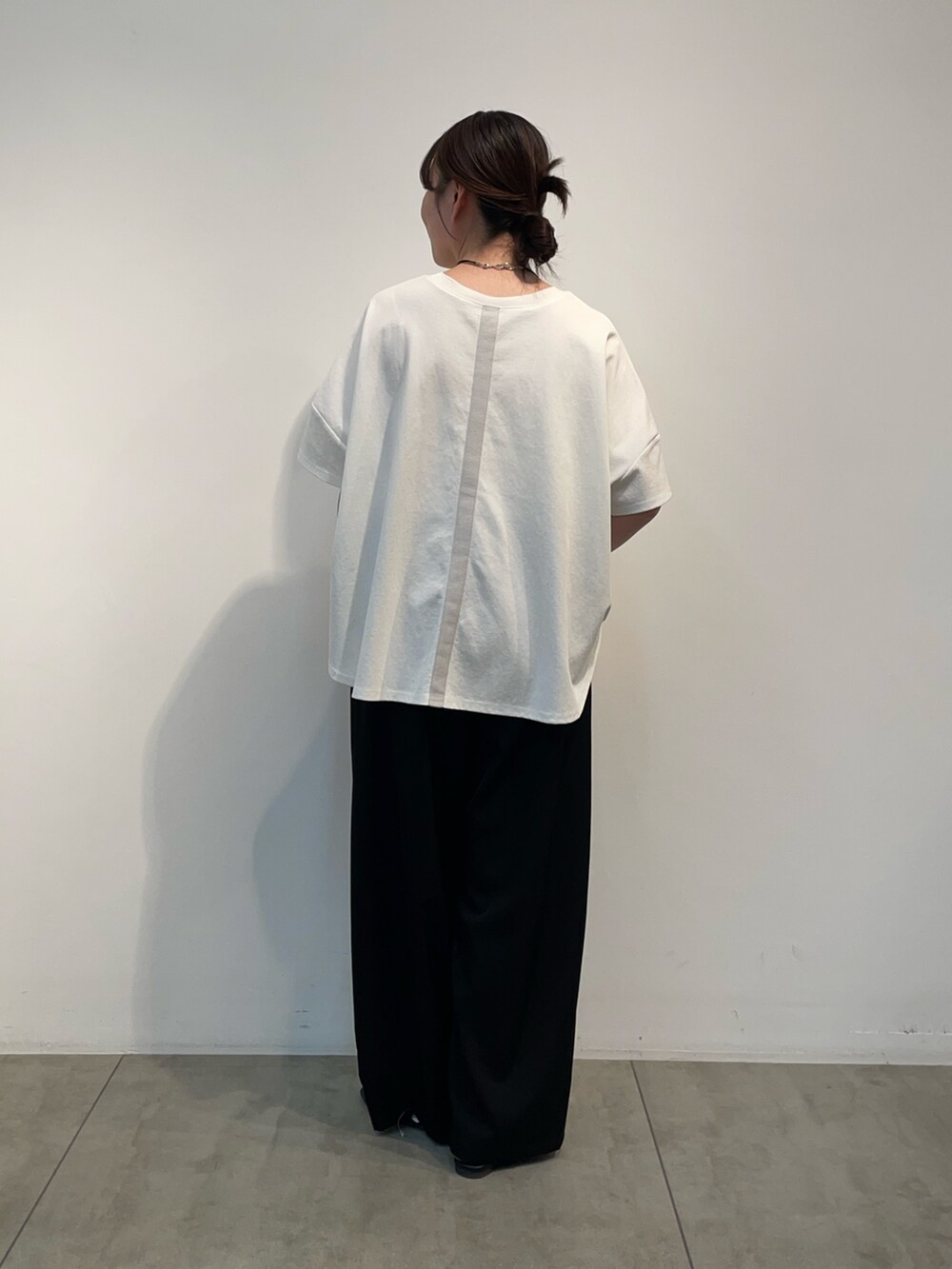ホワイト系のTシャツ/カットソー、ブラック系のその他パンツを着用したレディースの春コーディネートの3枚目の写真