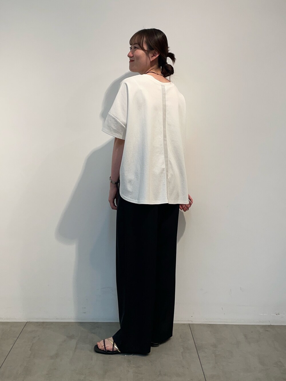 ホワイト系のTシャツ/カットソー、ブラック系のその他パンツを着用したレディースの春コーディネートの2枚目の写真