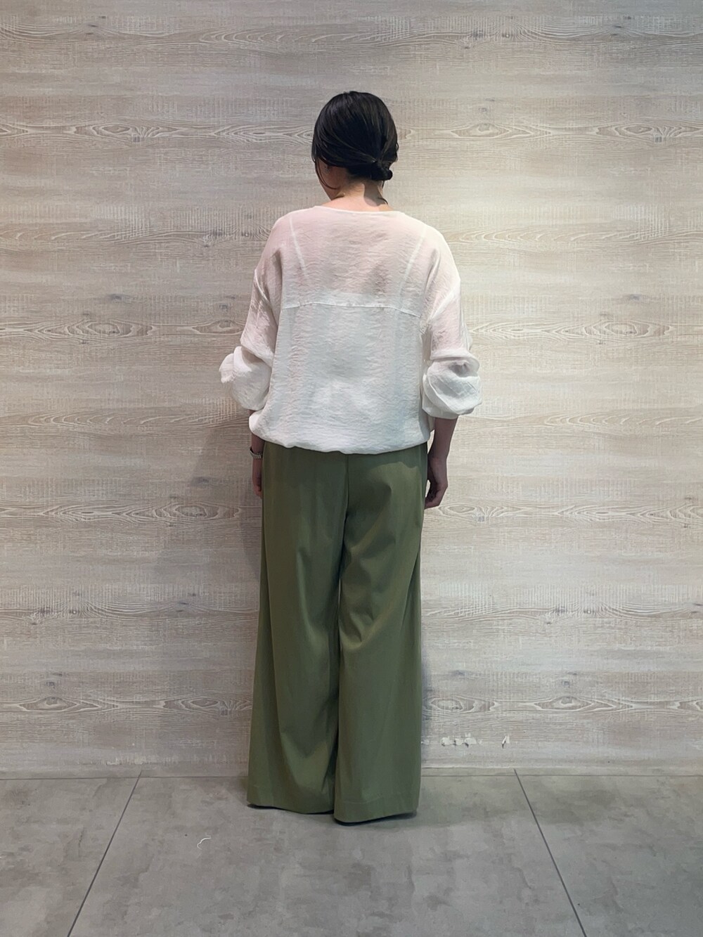 ホワイト系のブルゾン、グリーン系のその他パンツ、ブラック系のサンダルを着用したレディースの夏コーディネートの2枚目の写真