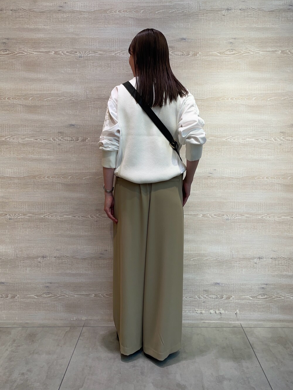 グリーン系のその他パンツを着用したレディースの春コーディネートの2枚目の写真