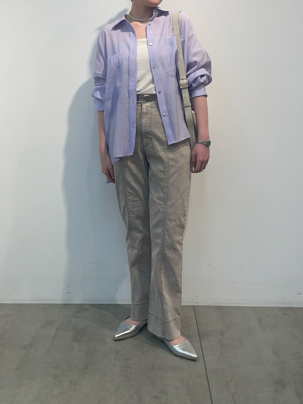 グレー系のデニムパンツ、パープル系のシャツ/ブラウスを着用したレディースの春コーディネートの2枚目の写真