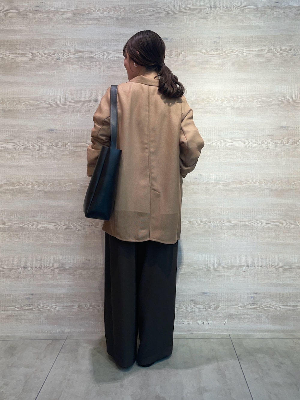 ブラウン系のその他パンツ、ホワイト系のシャツ/ブラウス、ベージュ系のテーラードジャケットを着用したレディースの春コーディネートの2枚目の写真