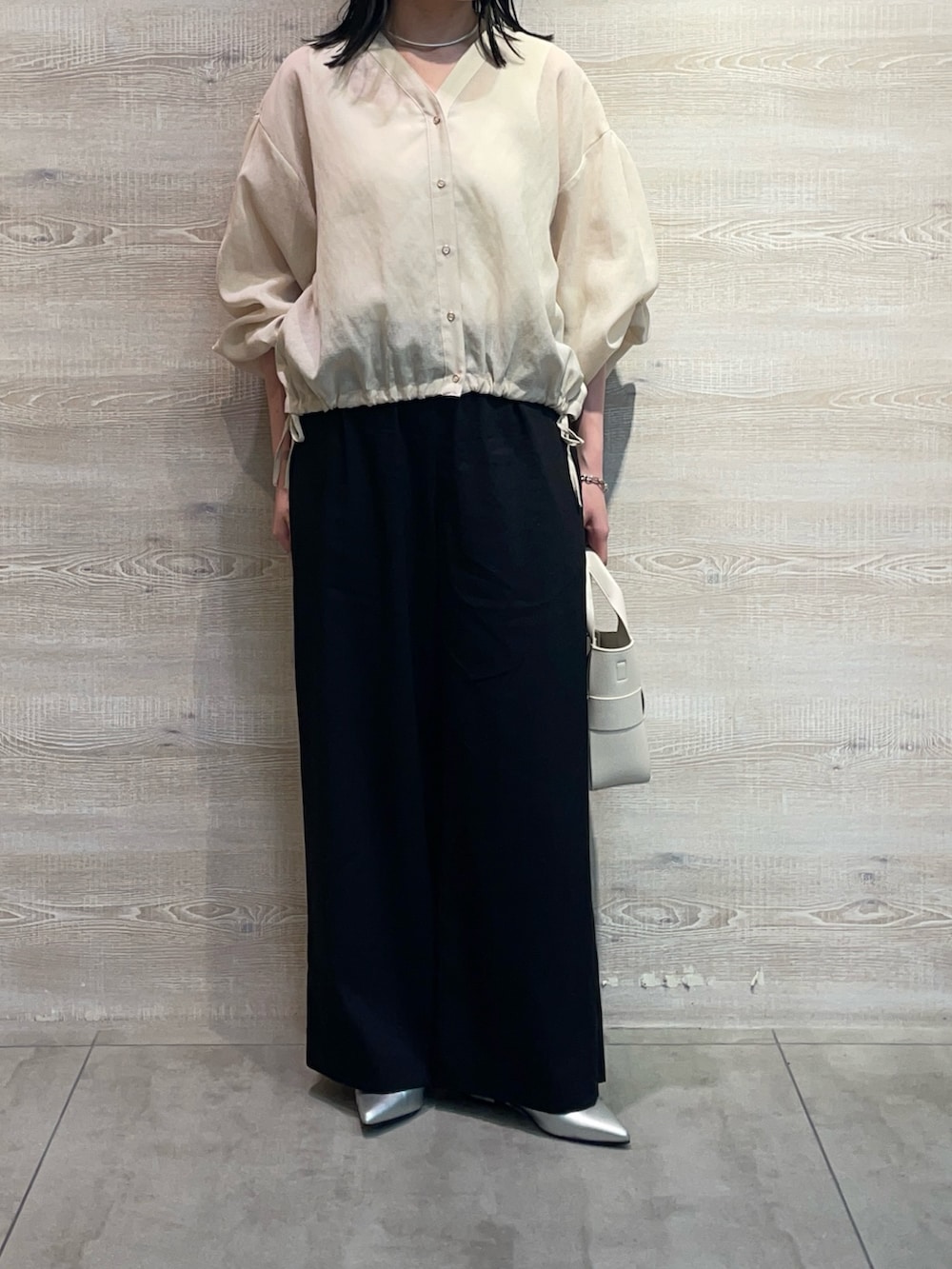 ベージュ系のシャツ/ブラウス、ブラック系のその他パンツ、シルバー系のパンプスを着用したレディースの夏コーディネートの3枚目の写真