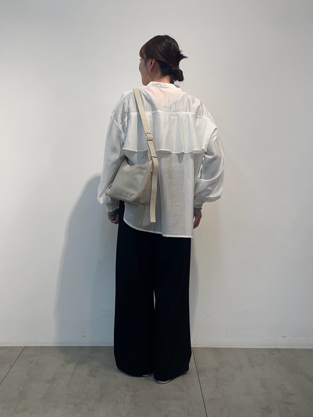 ブラック系のその他パンツを着用したレディースの春コーディネートの3枚目の写真