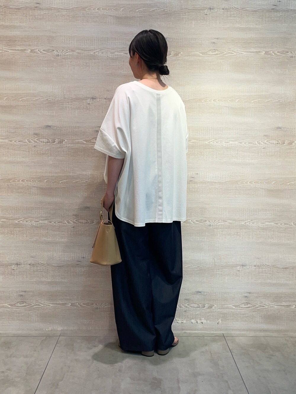 ホワイト系のTシャツ/カットソー、ブルー系のその他パンツ、ベージュ系のショルダーバッグを着用したレディースの夏コーディネートの2枚目の写真