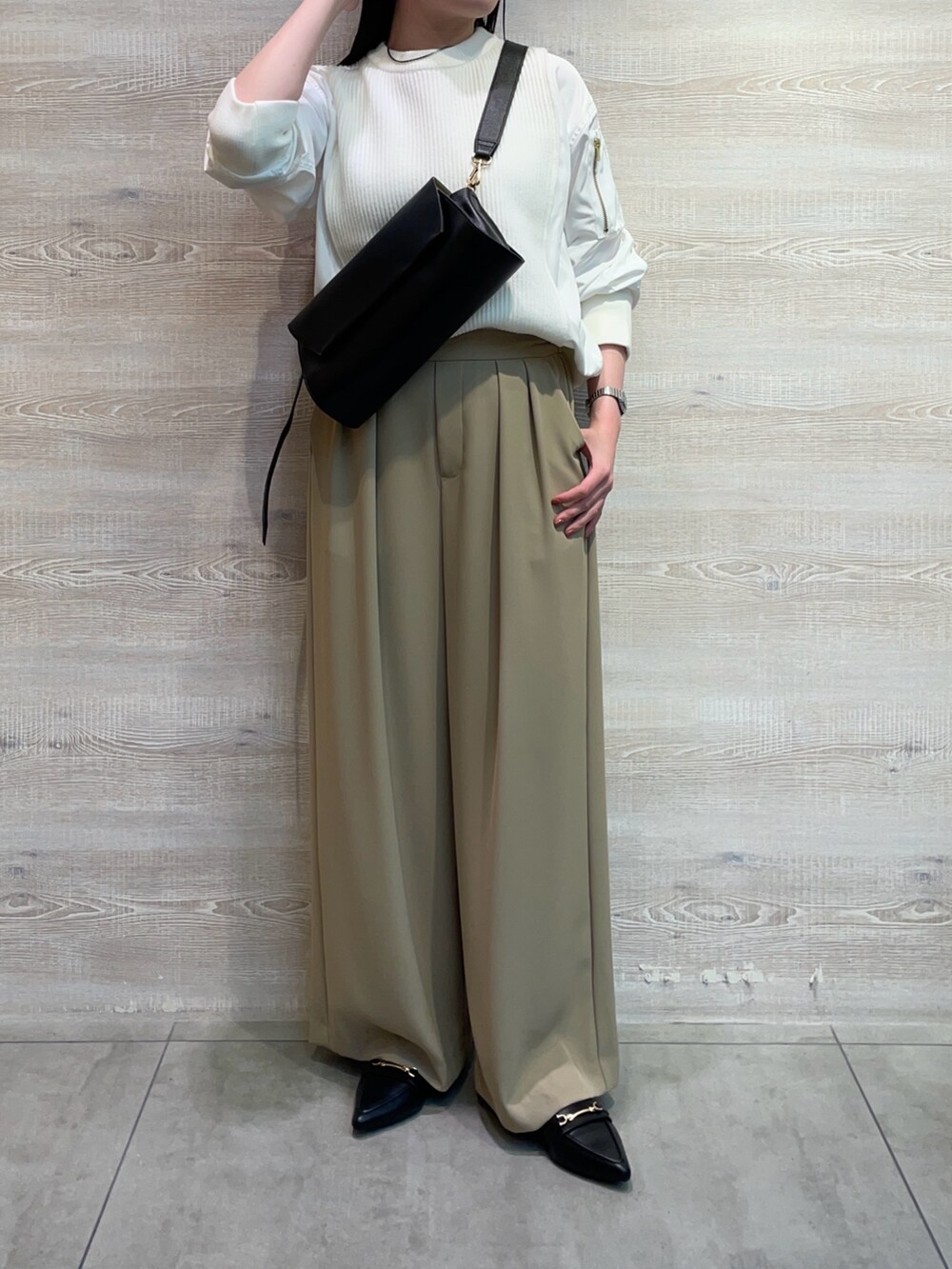 グリーン系のその他パンツを着用したレディースの春コーディネートの3枚目の写真