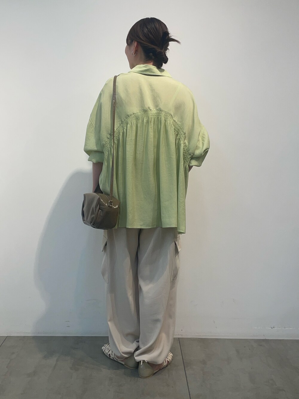 ベージュ系のその他パンツ、グリーン系のシャツ/ブラウスを着用したレディースの春コーディネートの3枚目の写真