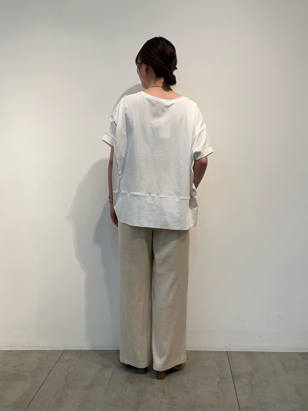 ホワイト系のTシャツ/カットソーを着用したレディースの春コーディネートの2枚目の写真