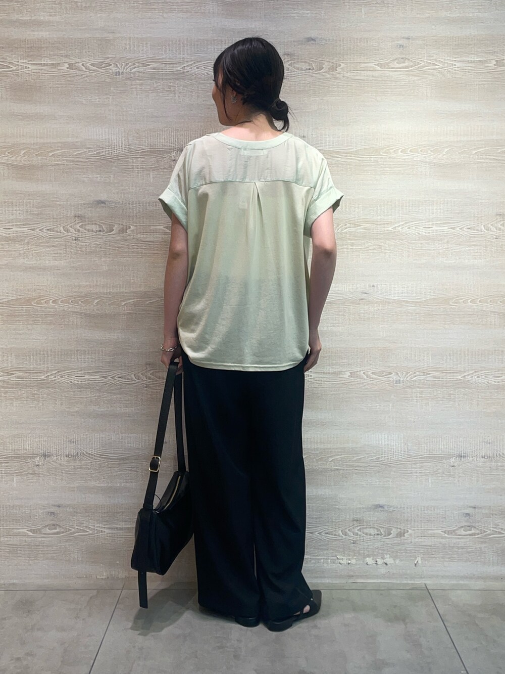 グリーン系のシャツ/ブラウス、ブラック系のその他パンツ、ブラック系のショルダーバッグを着用したレディースの夏コーディネートの3枚目の写真