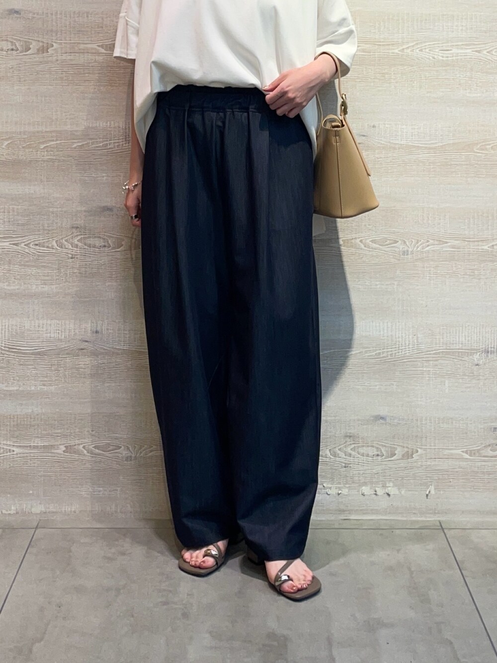 ホワイト系のTシャツ/カットソー、ブルー系のその他パンツ、ベージュ系のショルダーバッグを着用したレディースの夏コーディネートの3枚目の写真