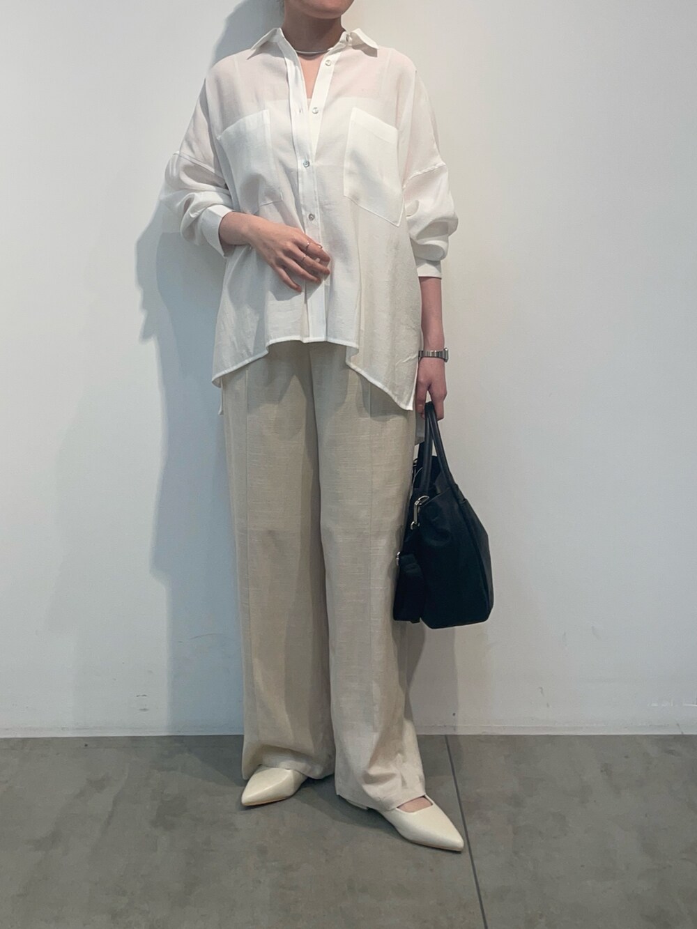 ベージュ系のその他パンツ、ホワイト系のシャツ/ブラウスを着用したレディースの春コーディネートの2枚目の写真