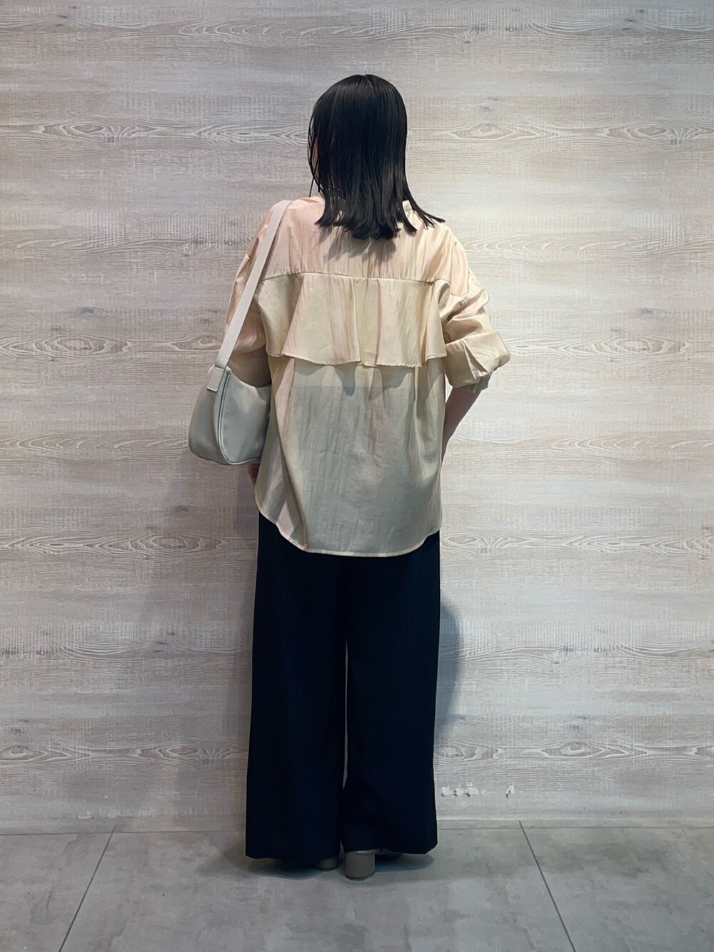 ベージュ系のシャツ/ブラウス、ブラック系のその他パンツ、ベージュ系のサンダルを着用したレディースの夏コーディネートの2枚目の写真