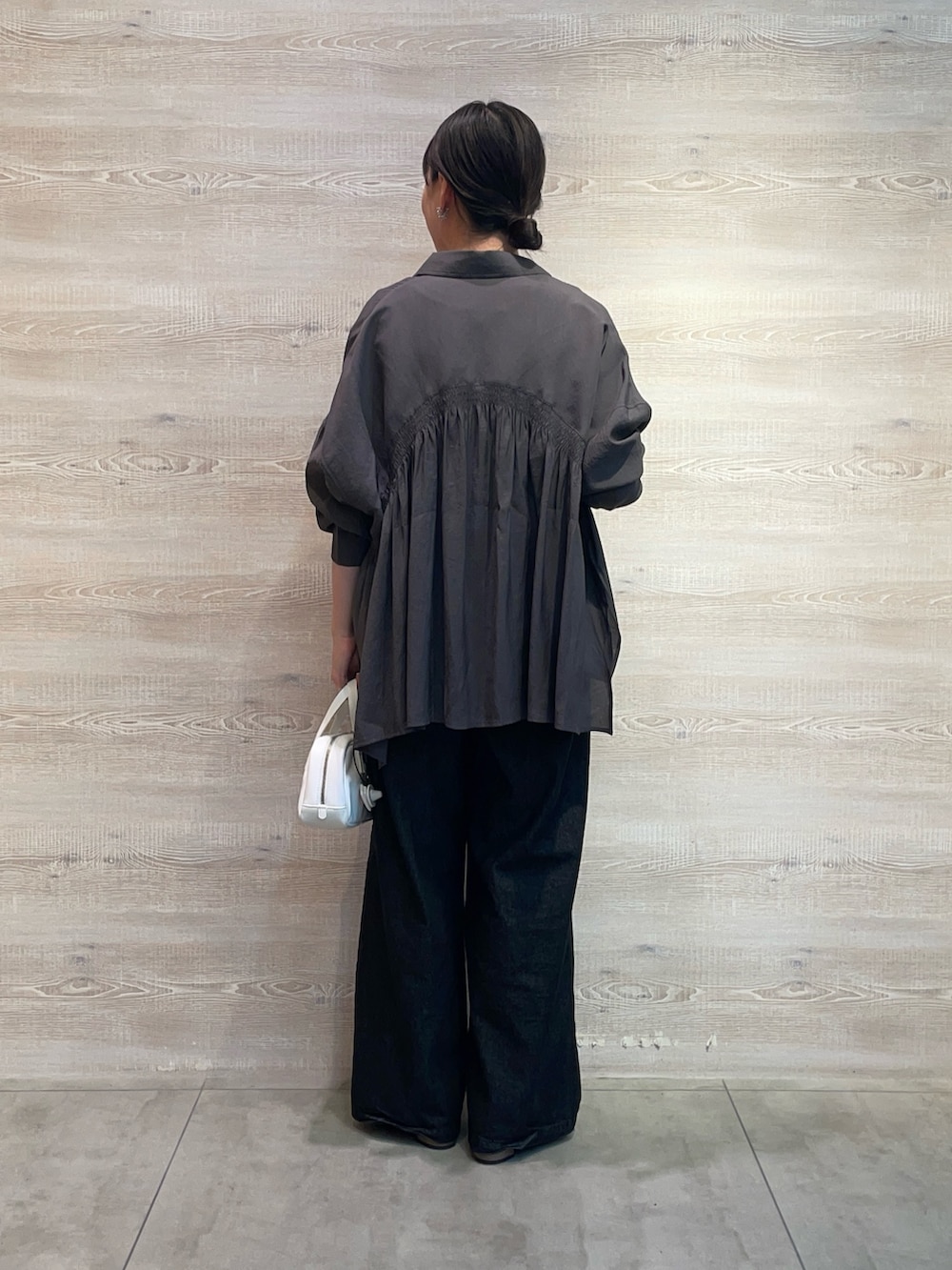 グレー系のシャツ/ブラウス、ブラック系のデニムパンツ、ベージュ系のサンダルを着用したレディースの夏コーディネートの2枚目の写真