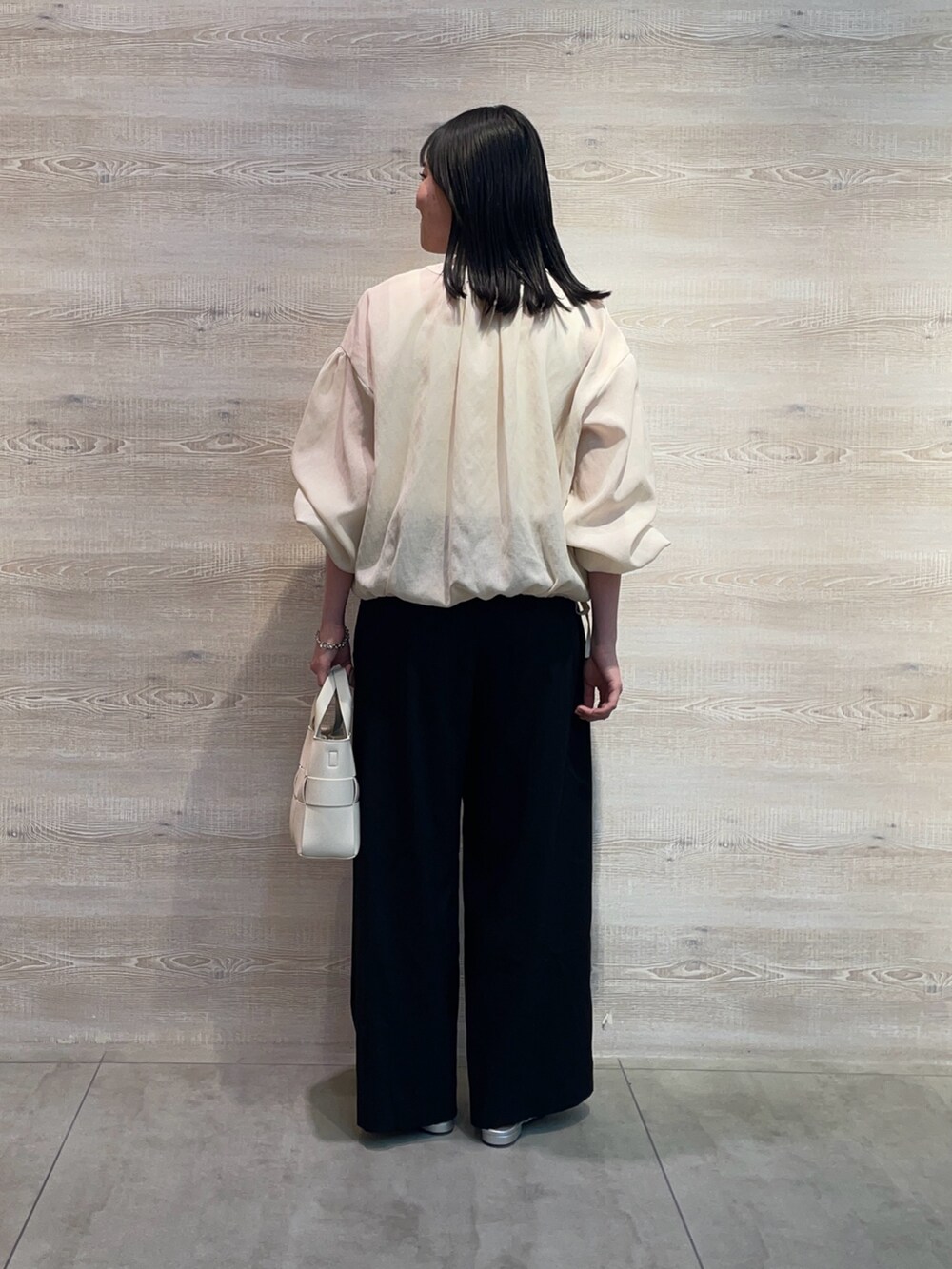 ベージュ系のシャツ/ブラウス、ブラック系のその他パンツ、シルバー系のパンプスを着用したレディースの夏コーディネートの2枚目の写真