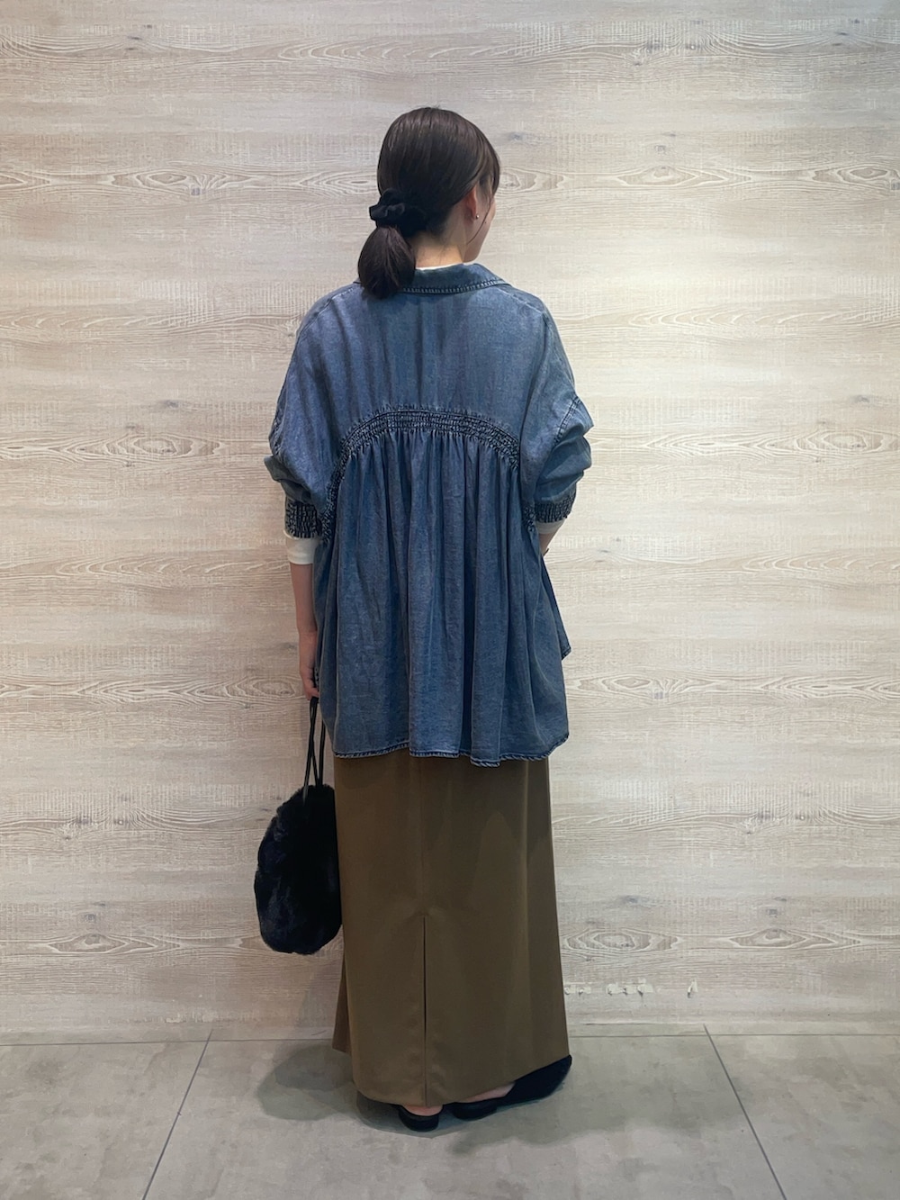 ブルー系のシャツ/ブラウス、ホワイト系のTシャツ/カットソー、ブラウン系のスカートを着用したレディースの秋コーディネートの2枚目の写真