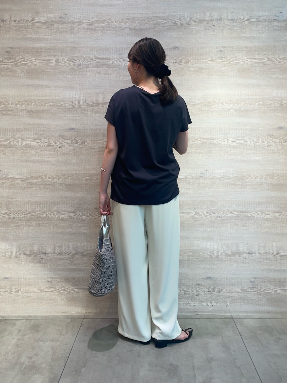ホワイト系のその他パンツ、ブラック系のTシャツ/カットソーを着用したレディースの夏コーディネートの2枚目の写真