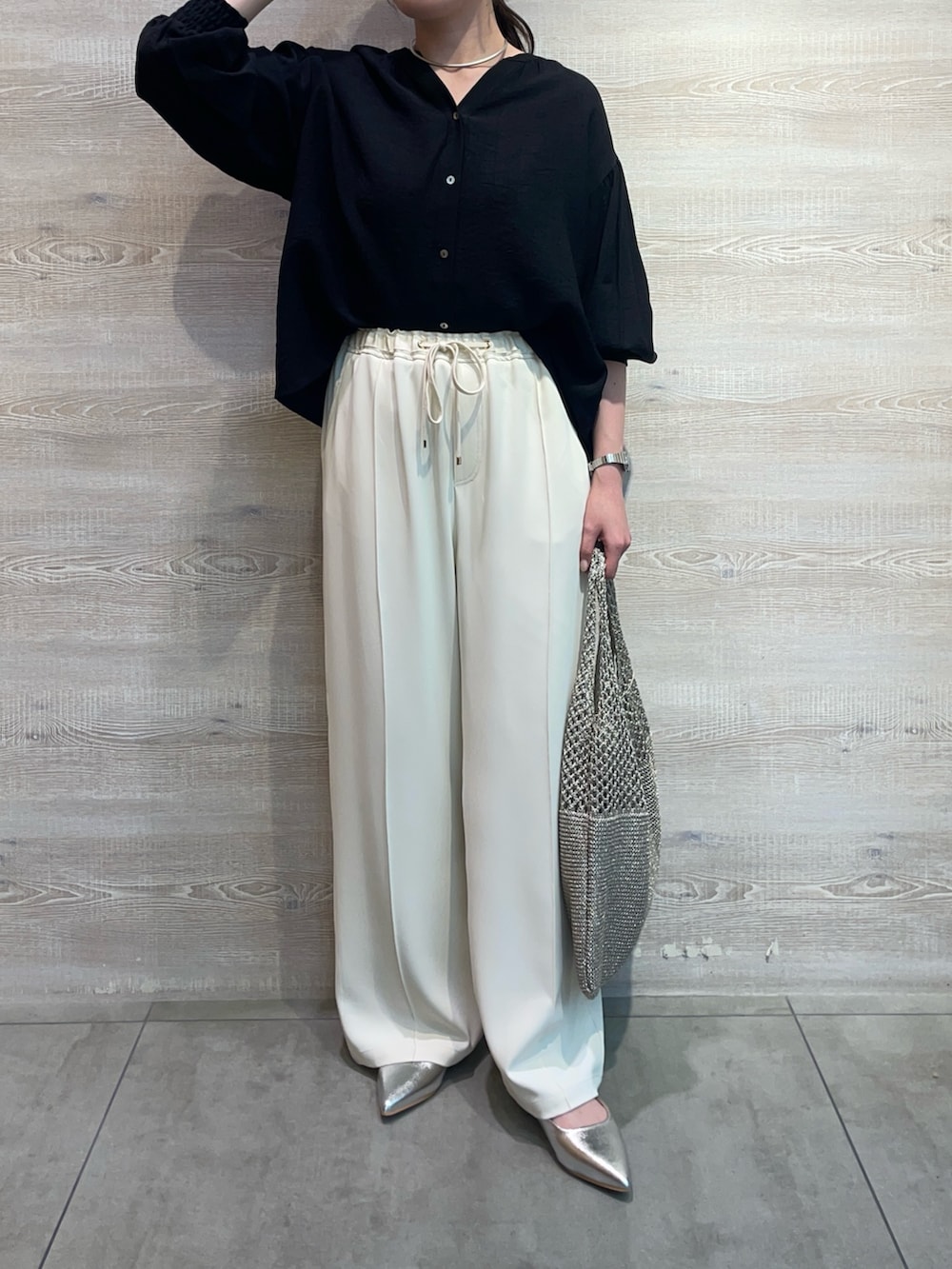 ホワイト系のその他パンツ、ブラック系のシャツ/ブラウスを着用したレディースの春コーディネートの3枚目の写真