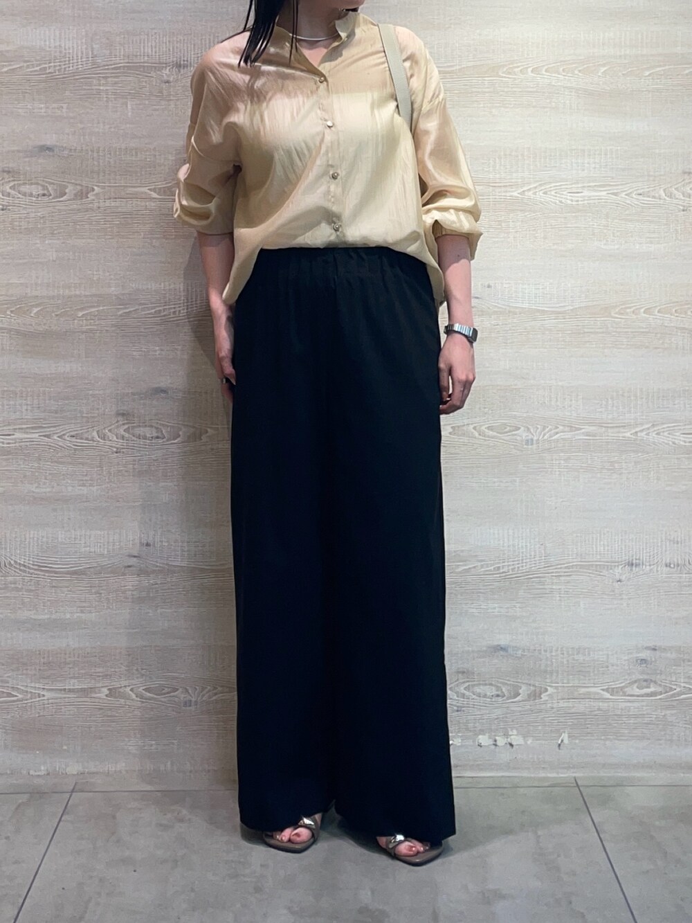 ベージュ系のシャツ/ブラウス、ブラック系のその他パンツ、ベージュ系のサンダルを着用したレディースの夏コーディネートの3枚目の写真